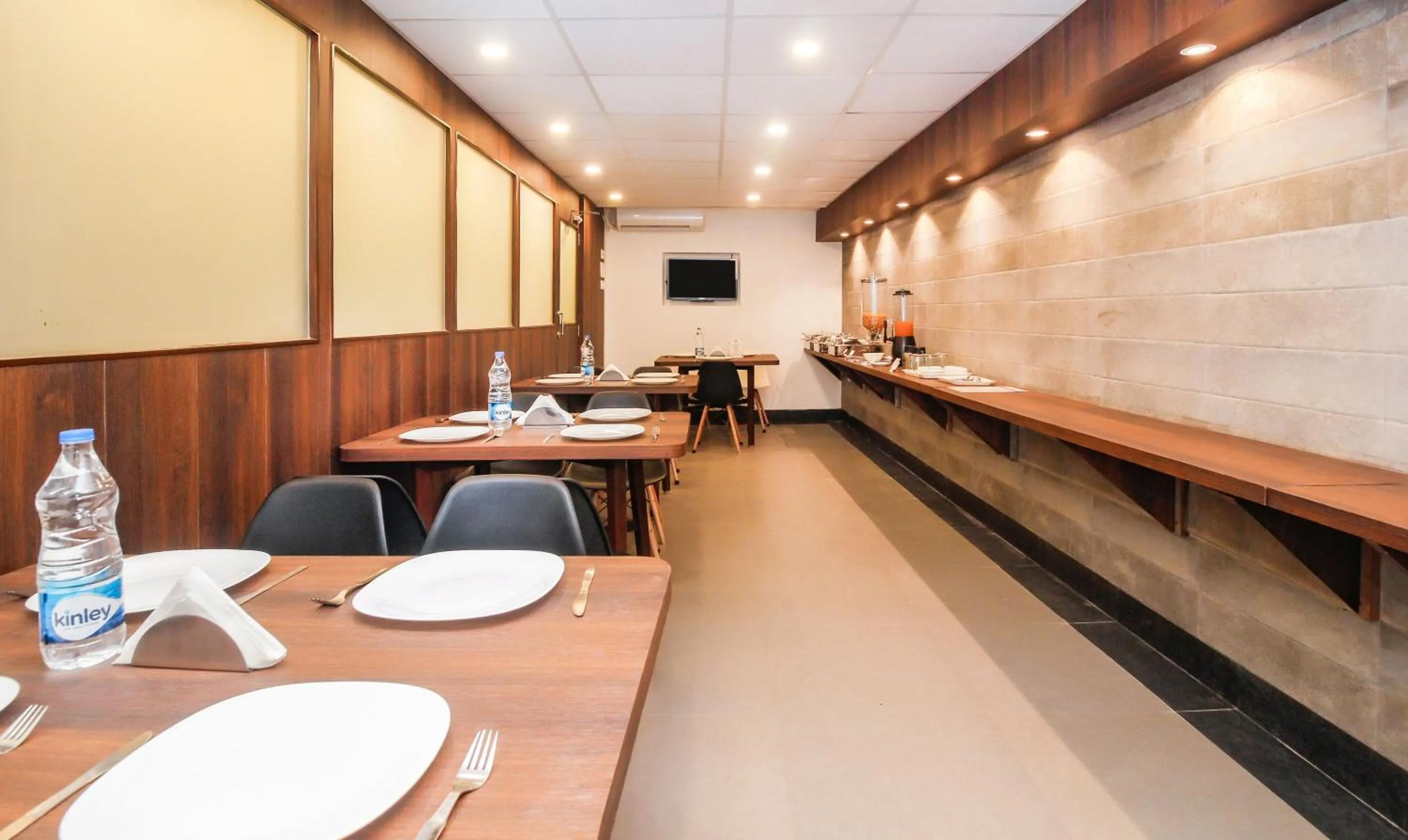 Dining area in Treebo Green View, Park Circus