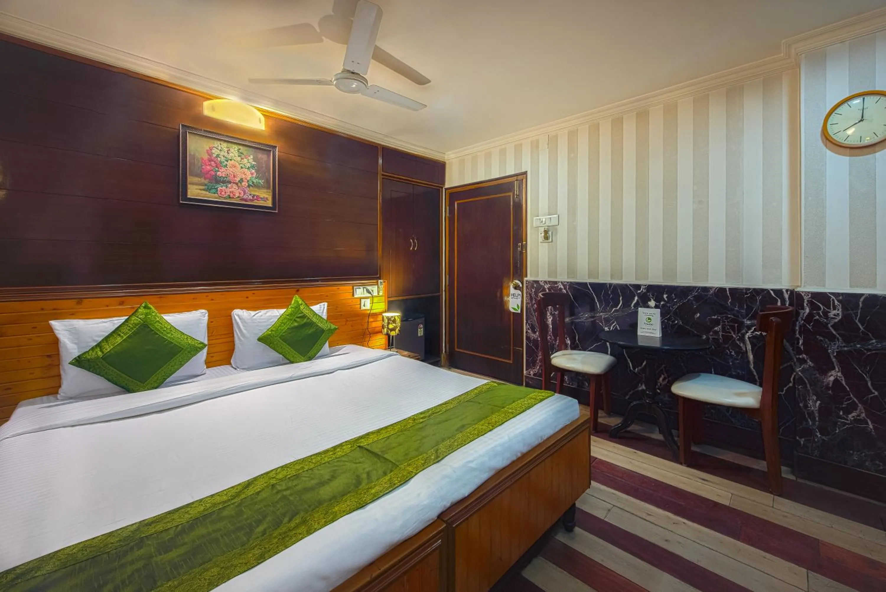 Bedroom, Bed in Treebo Green View, Park Circus