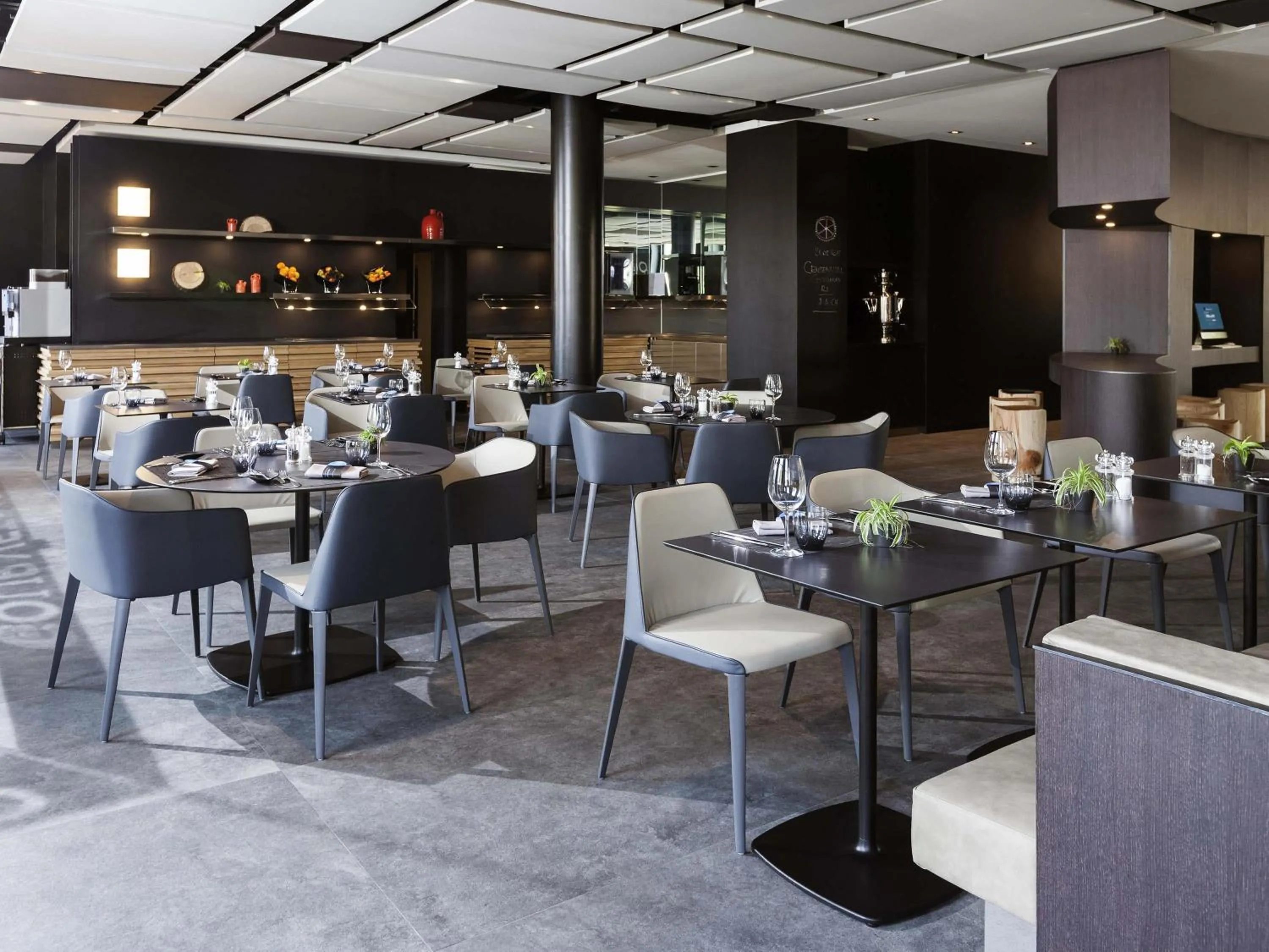 Lounge or bar in Novotel Bern Expo