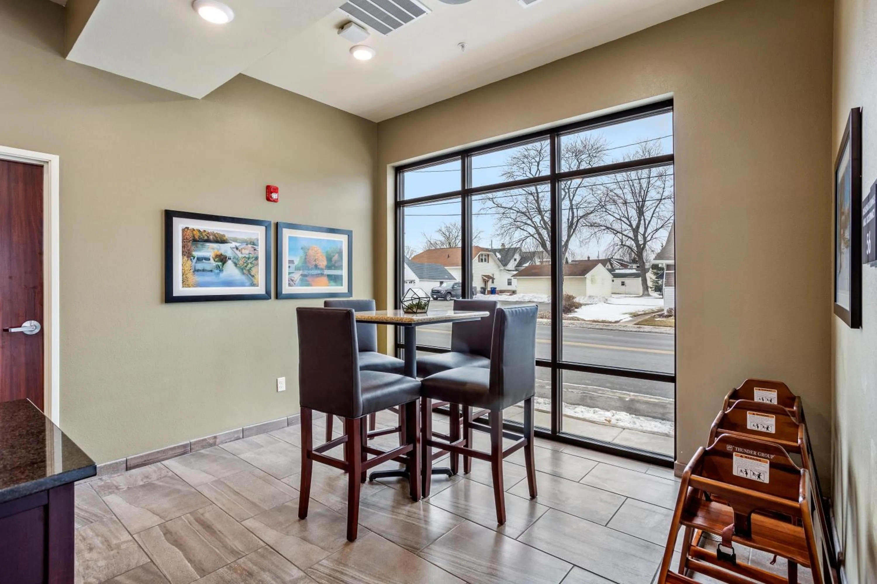 Lounge or bar in Cobblestone Hotel & Suites - Little Chute