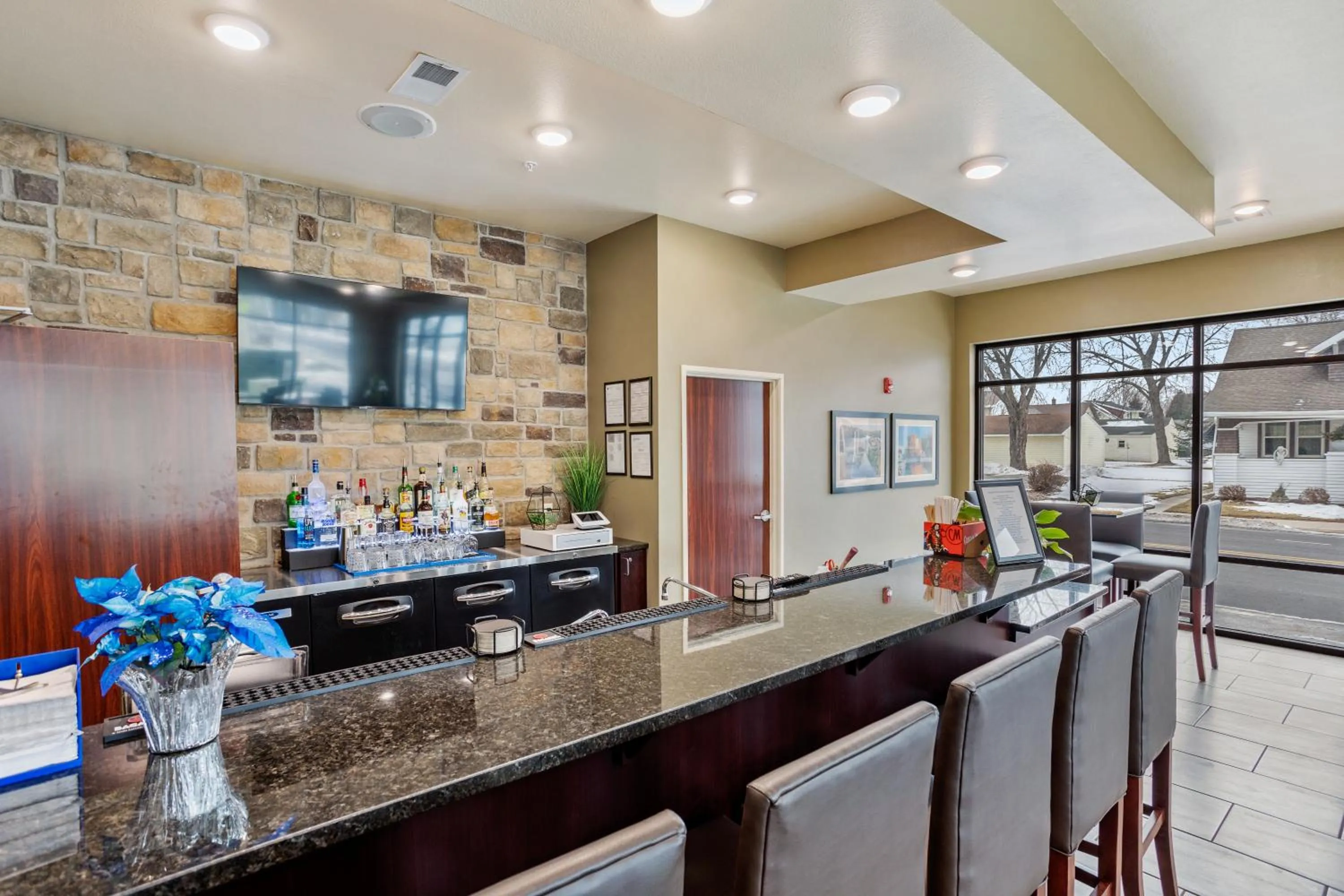 Lounge or bar in Cobblestone Hotel & Suites - Little Chute