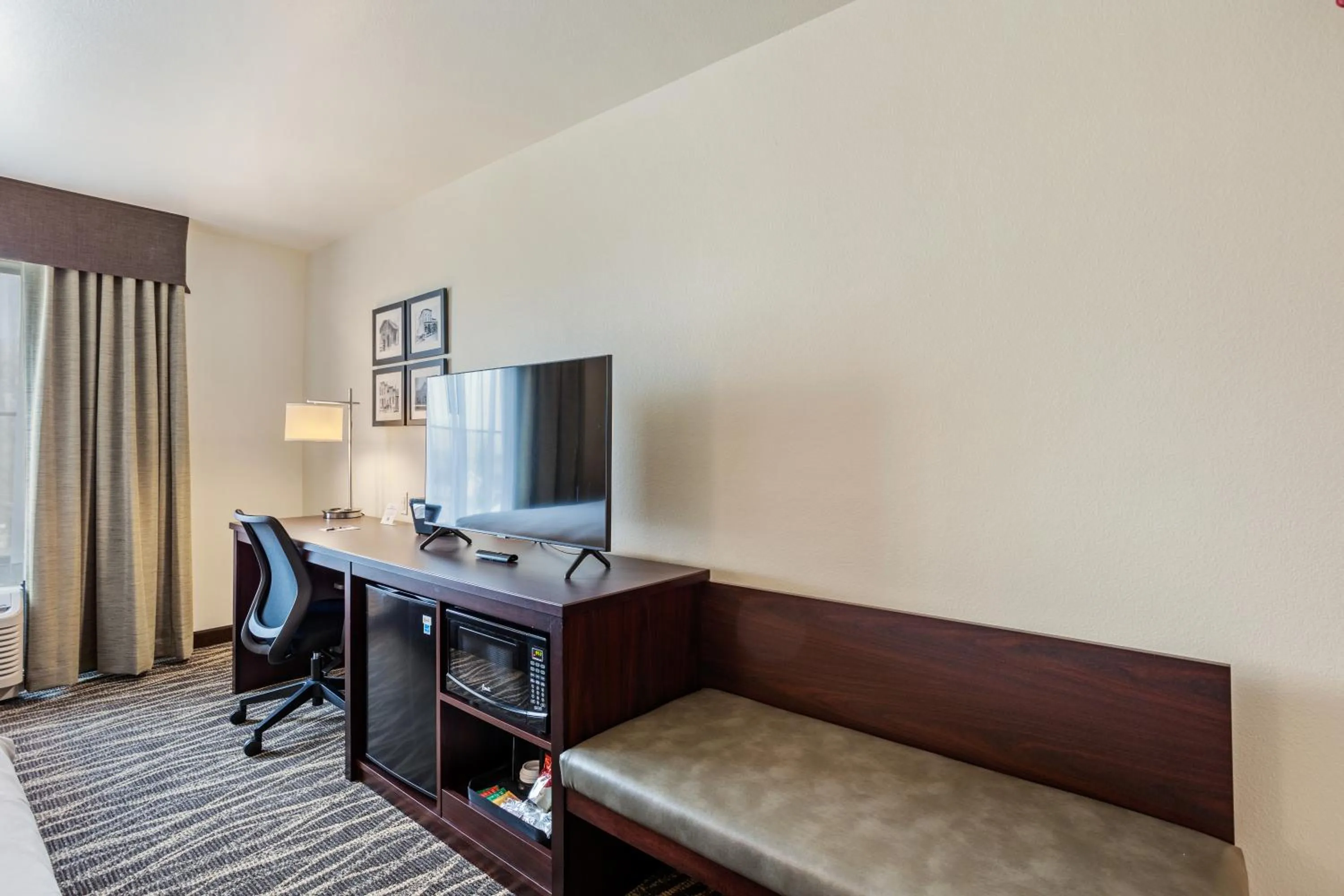 TV and multimedia in Cobblestone Hotel & Suites - Little Chute