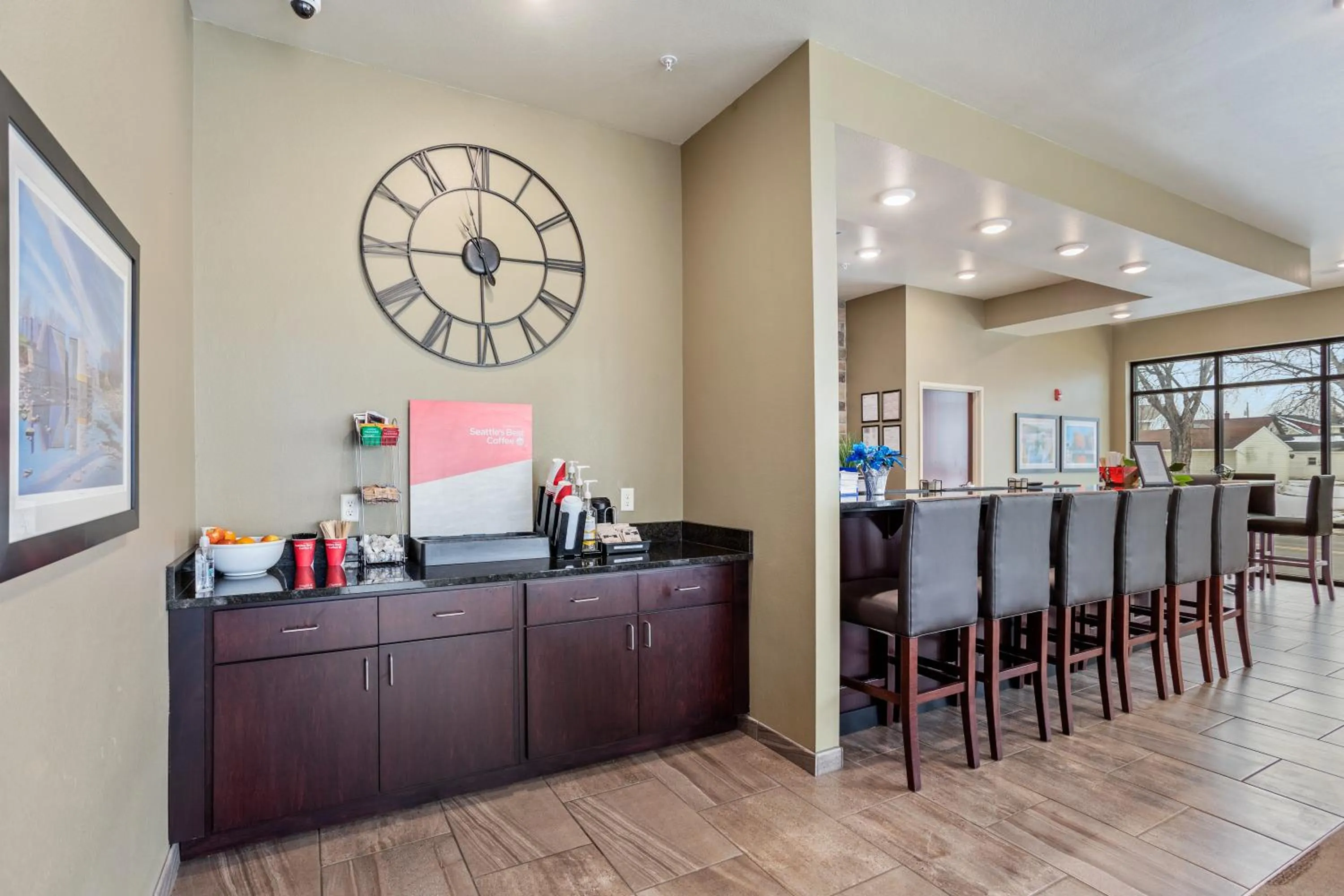 Lounge or bar in Cobblestone Hotel & Suites - Little Chute