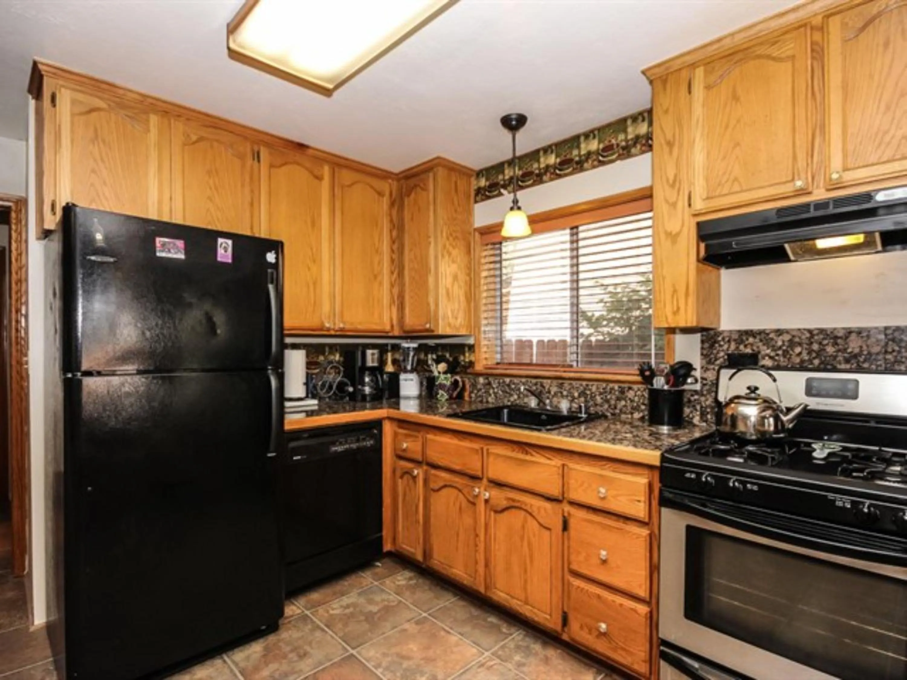 Kitchen or kitchenette in Idle Hours Inn - 1945 by Big Bear Vacations