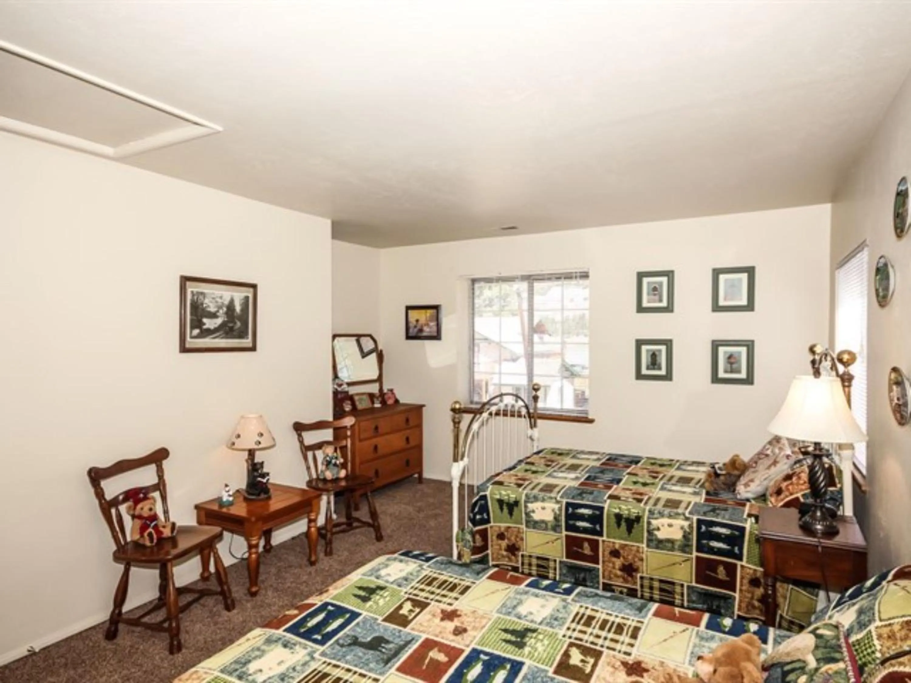 Bedroom, Bed in Idle Hours Inn - 1945 by Big Bear Vacations