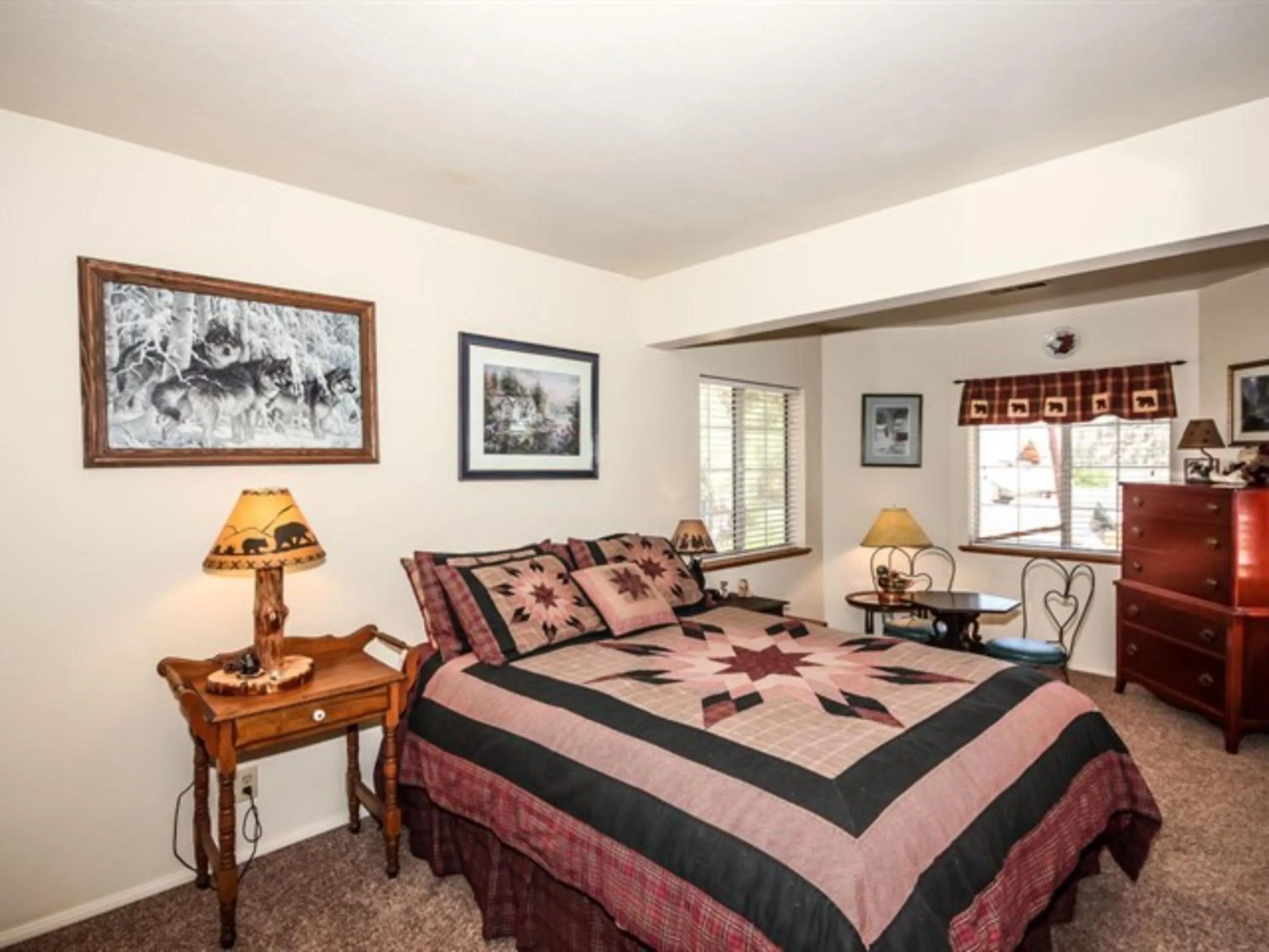 Bedroom, Bed in Idle Hours Inn - 1945 by Big Bear Vacations