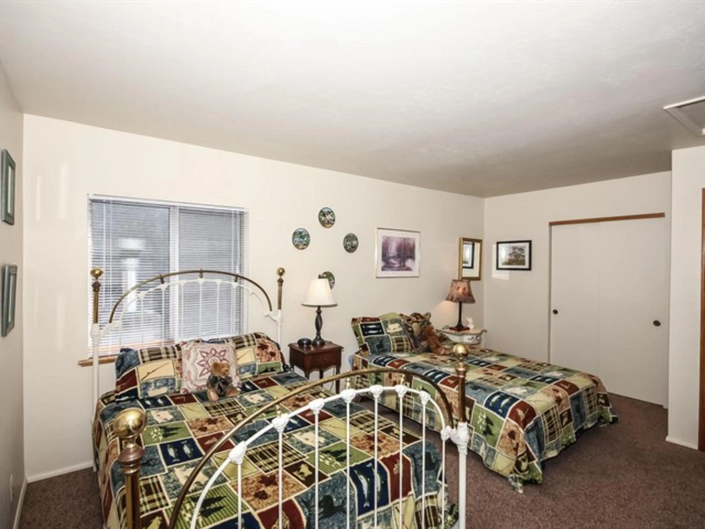 Bedroom, Bed in Idle Hours Inn - 1945 by Big Bear Vacations