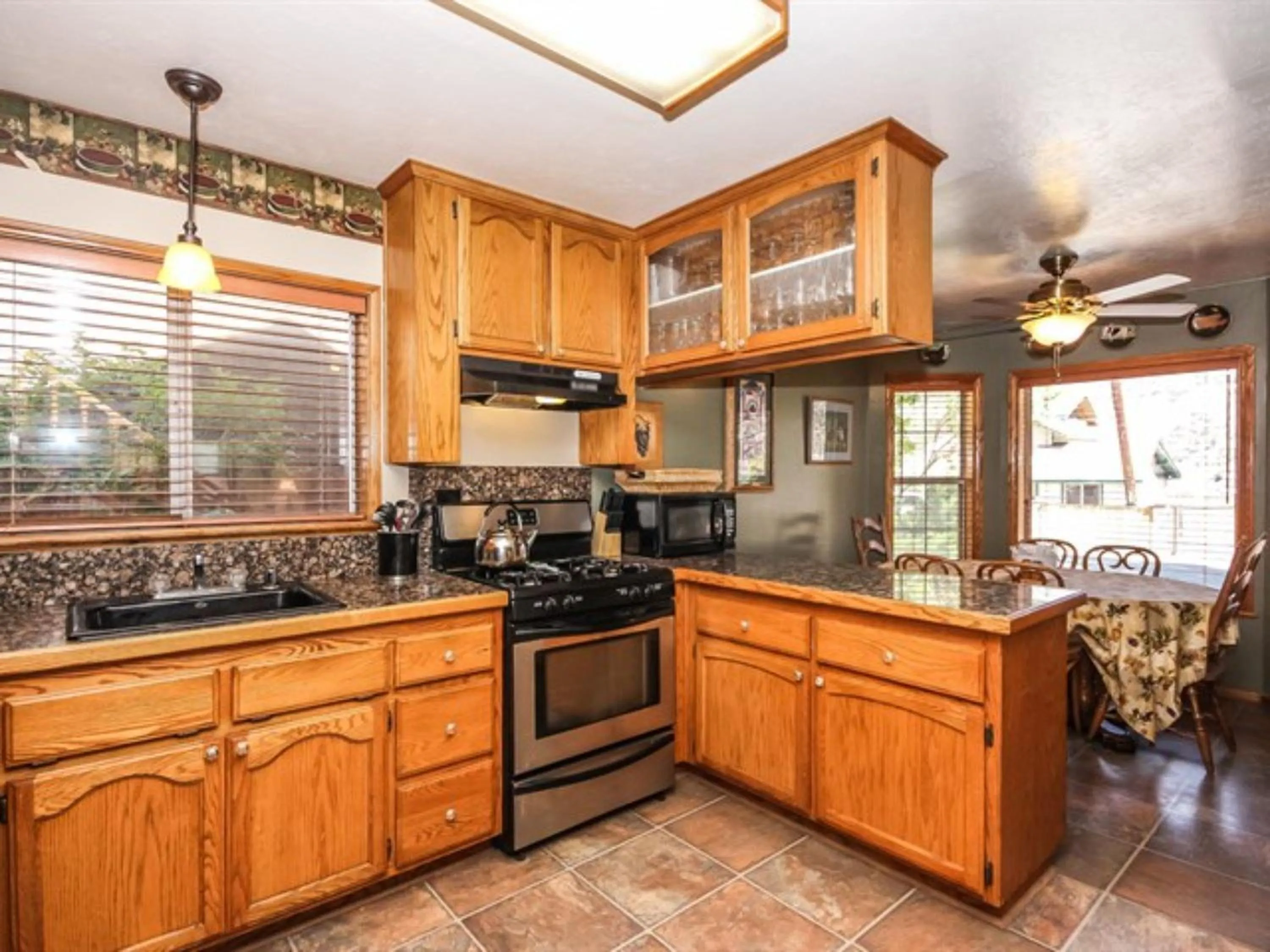 Kitchen or kitchenette in Idle Hours Inn - 1945 by Big Bear Vacations