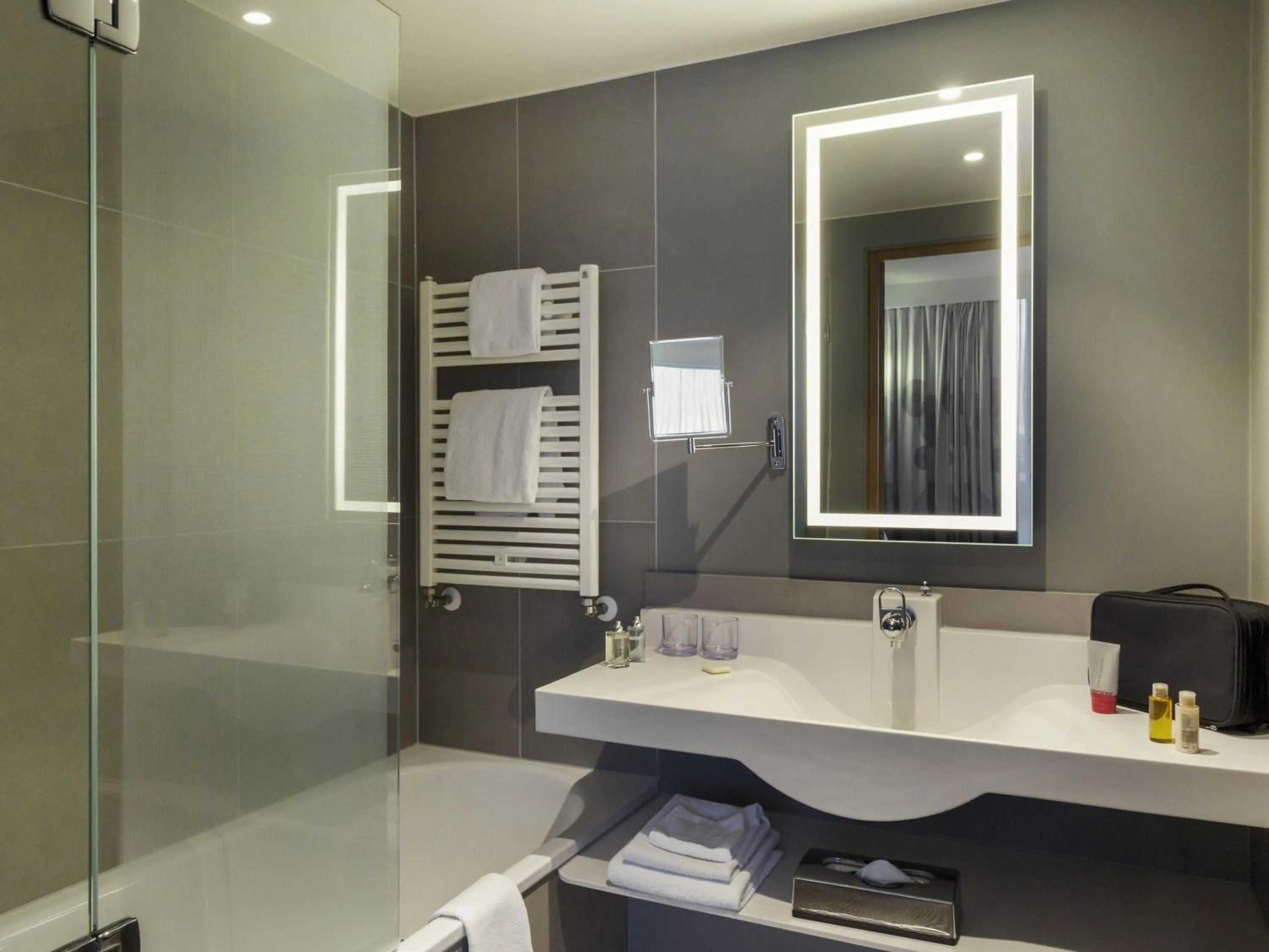 Bedroom in Novotel Genève Centre