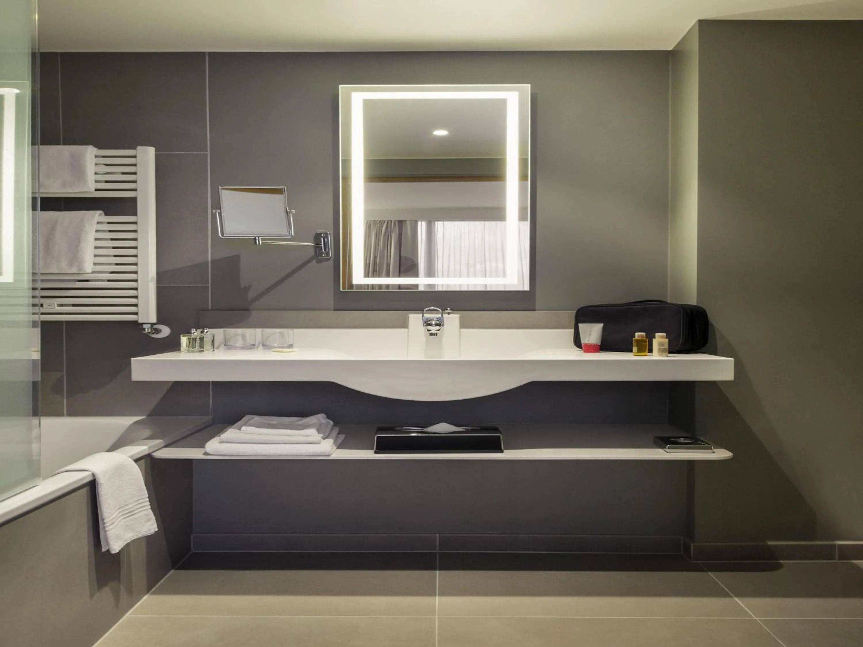 Bedroom in Novotel Genève Centre