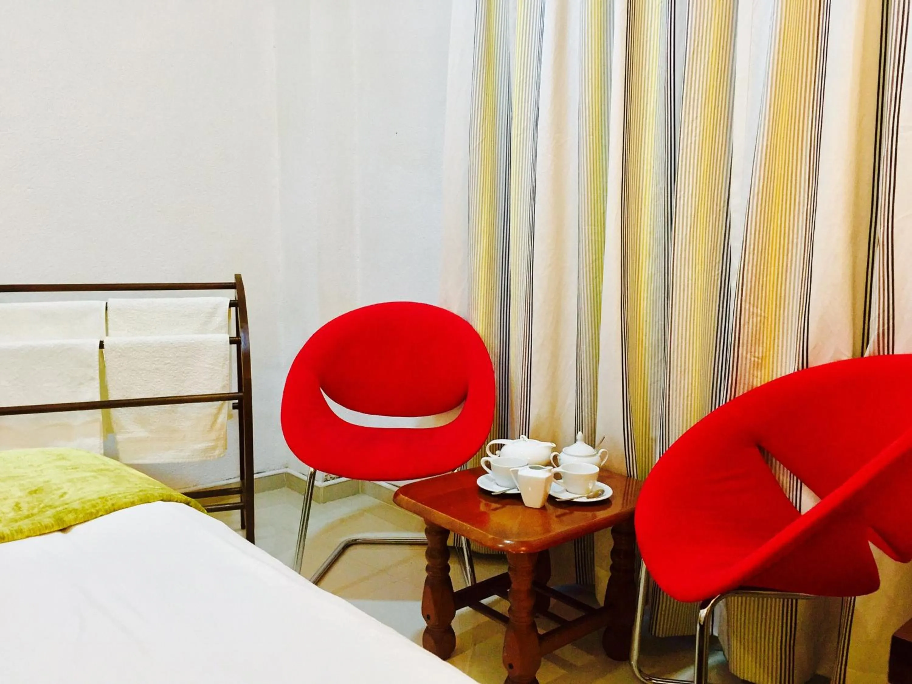 Seating area, Bed in Hotel Dorset