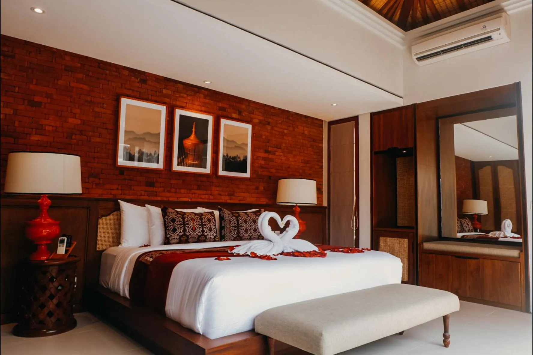 Bedroom, Bed in Sampatti Villas