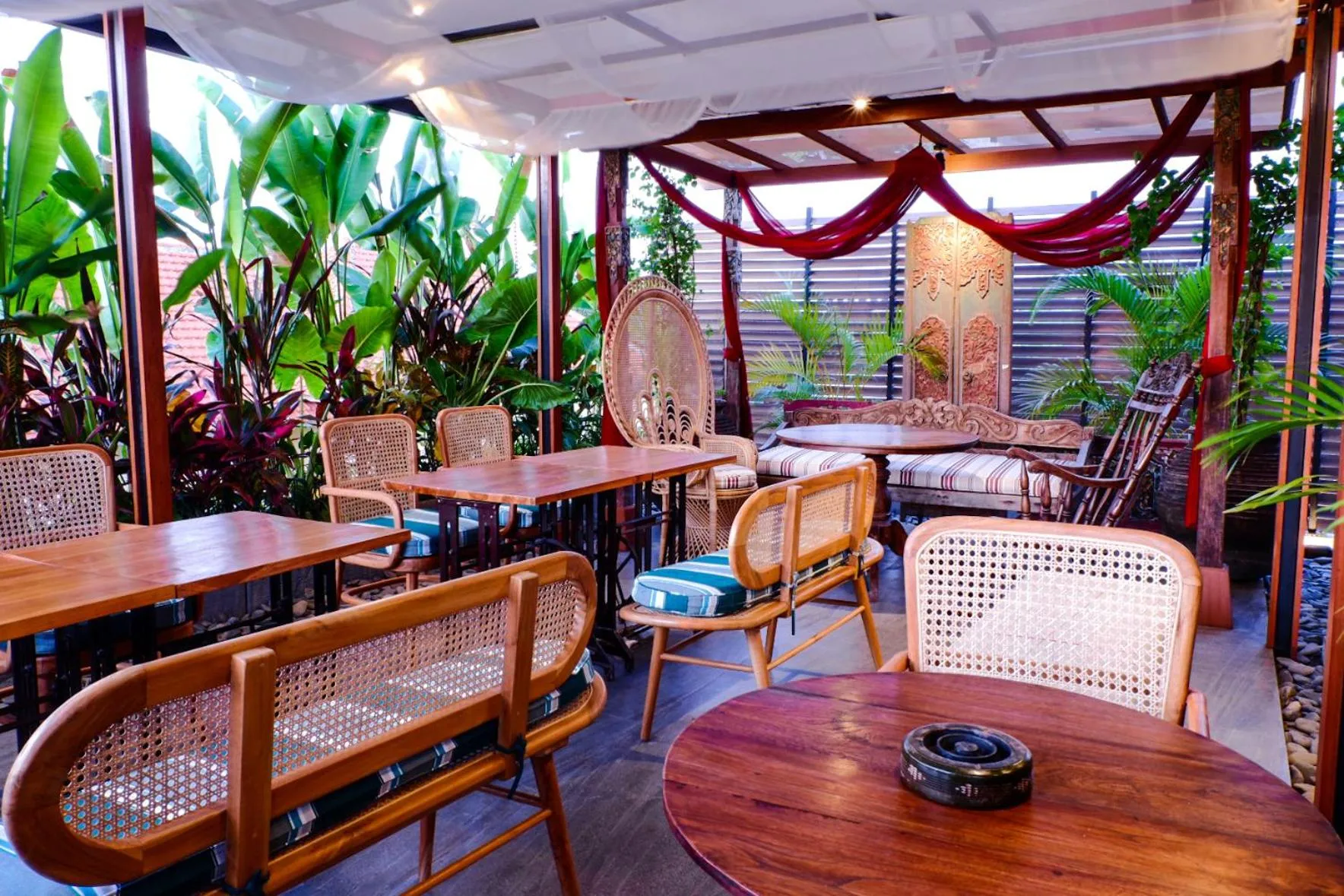 Restaurant/places to eat in Sampatti Villas