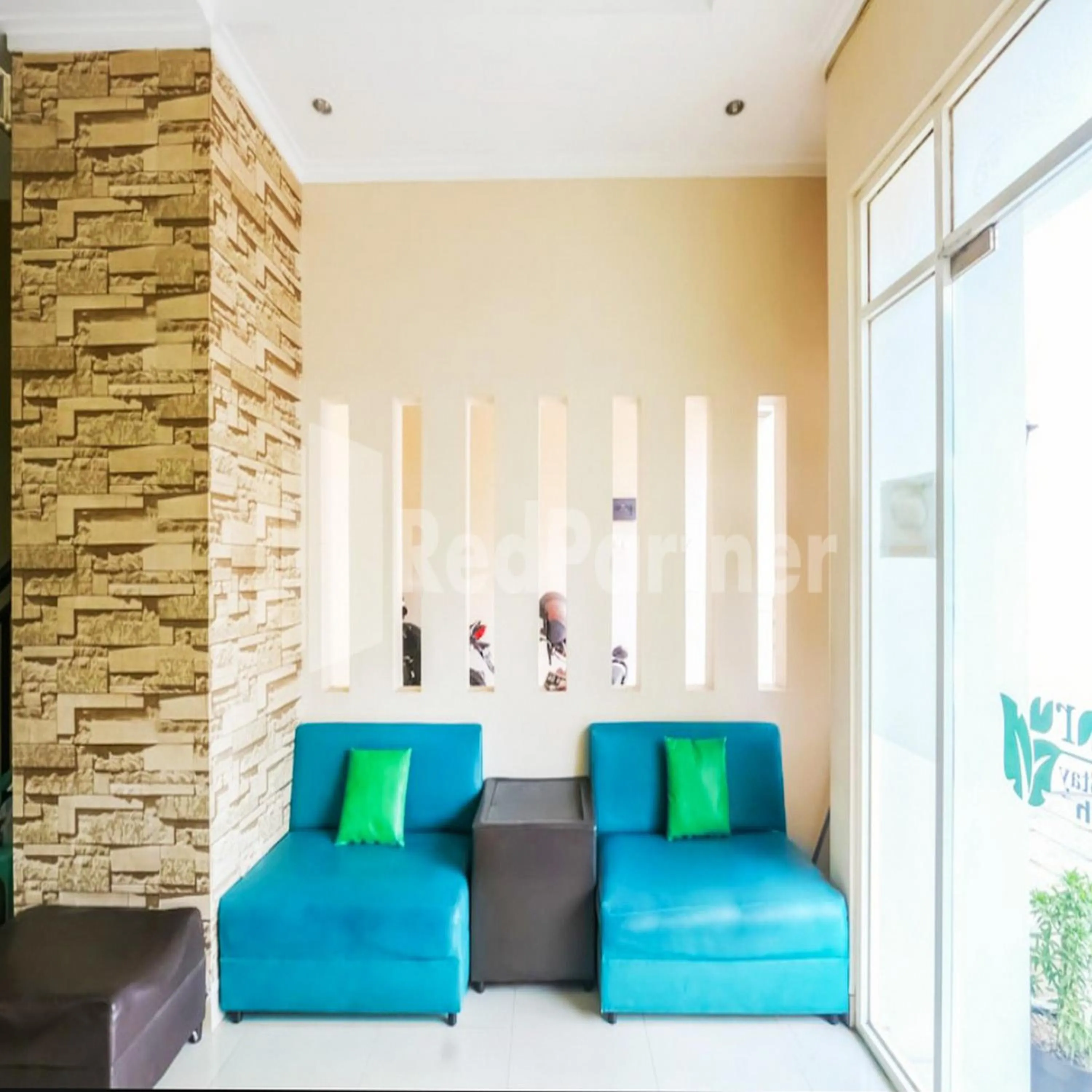 Seating area in D'Waru Homestay Syariah near Jl Slamet Riyadi Mitra RedDoorz