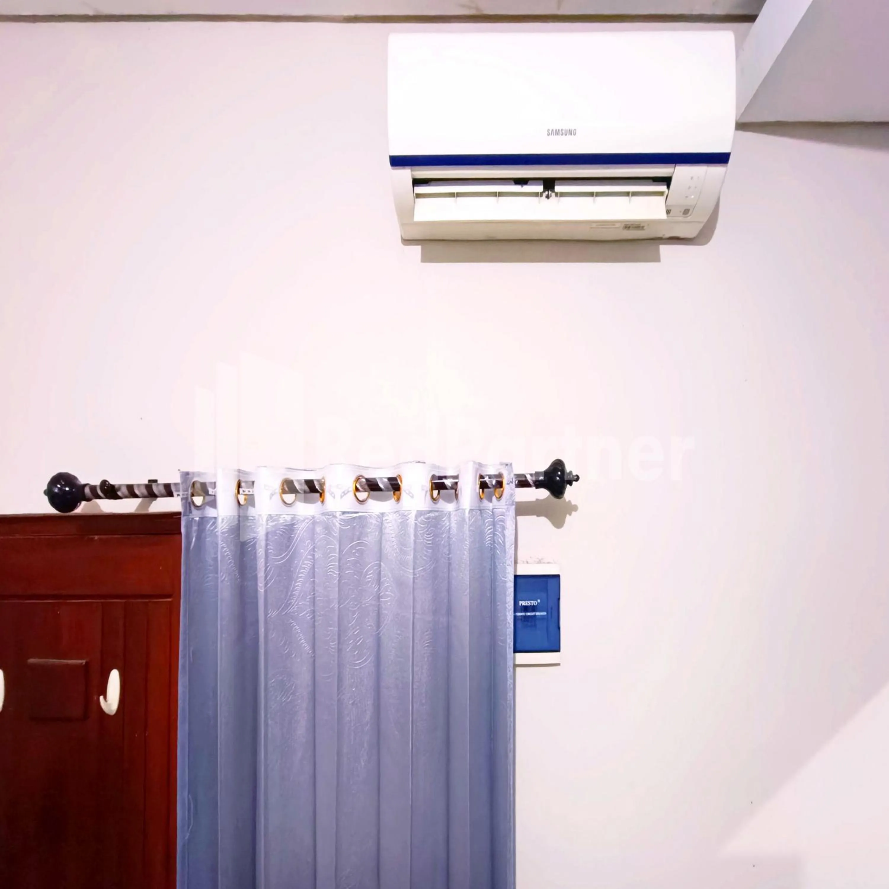 air conditioner in D'Waru Homestay Syariah near Jl Slamet Riyadi Mitra RedDoorz