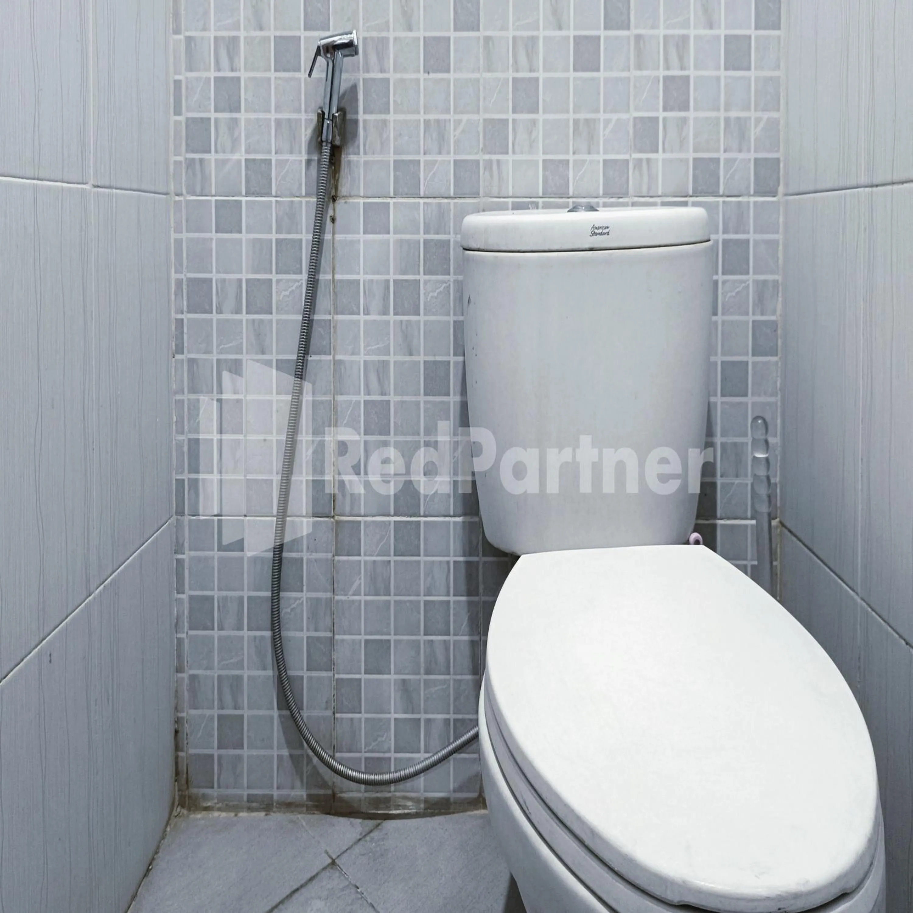 Bathroom in D'Waru Homestay Syariah near Jl Slamet Riyadi Mitra RedDoorz