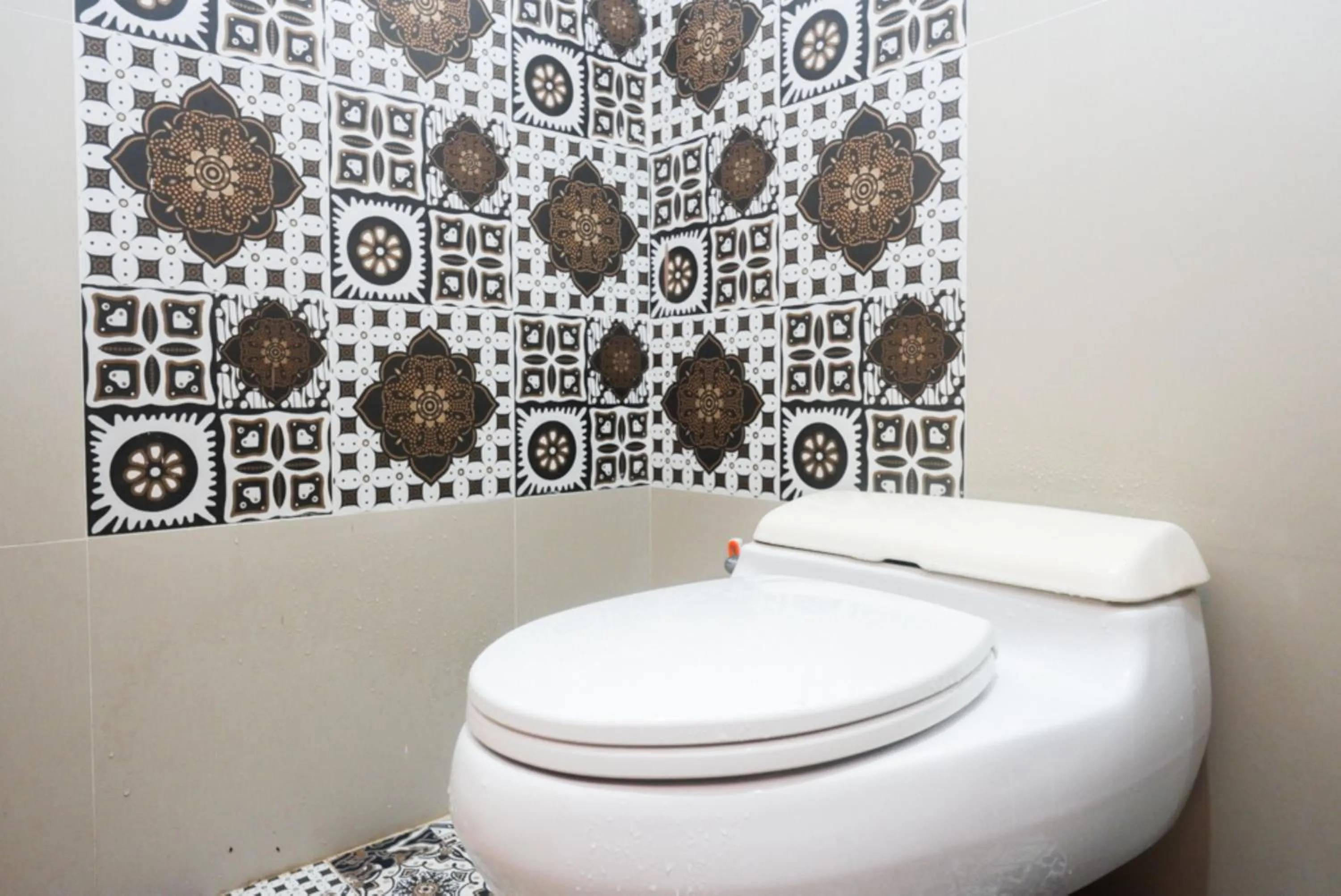 Bathroom in Urbanview Hotel Blok O International by RedDoorz