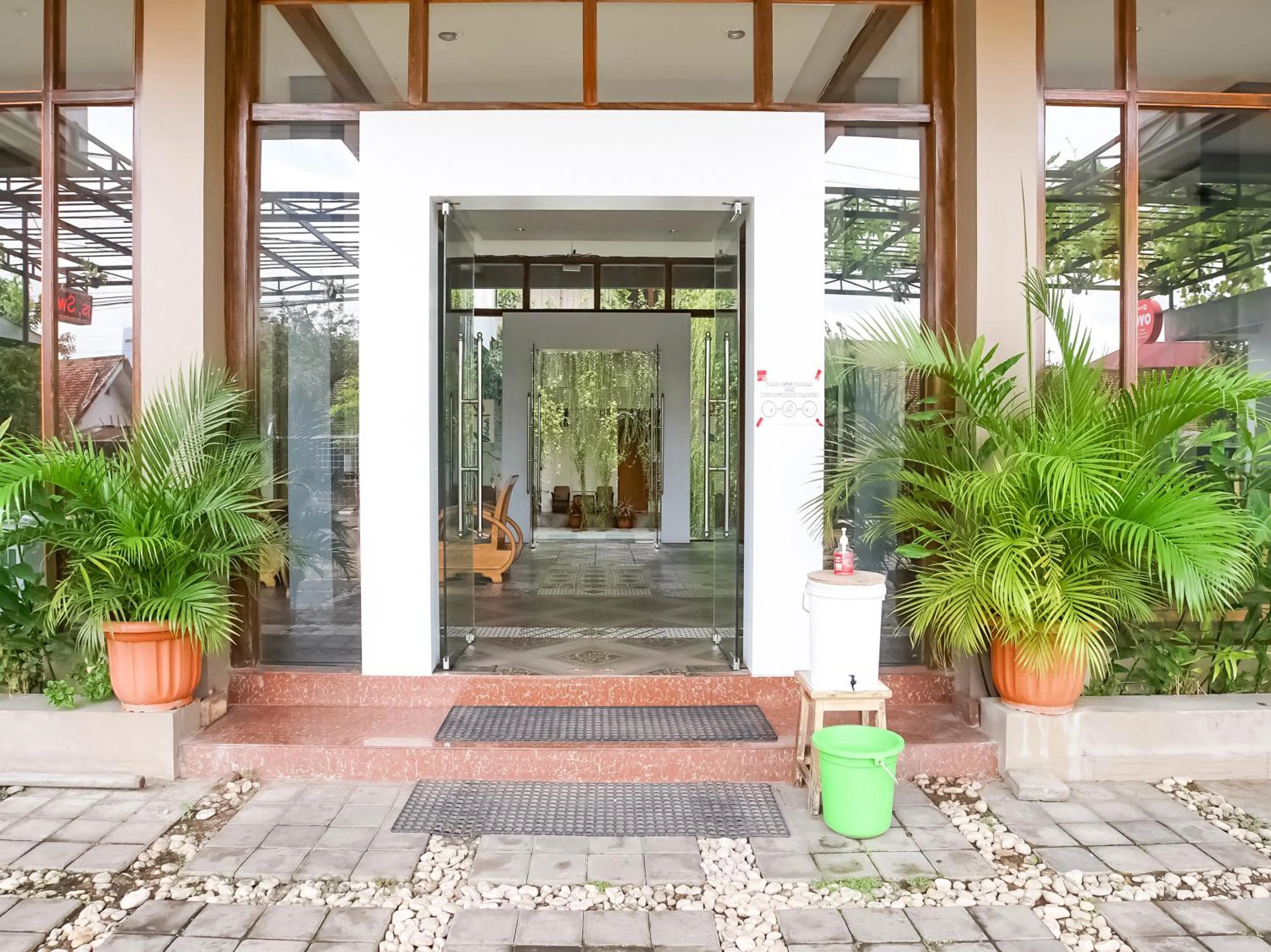 Facade/entrance in Urbanview Hotel Blok O International by RedDoorz