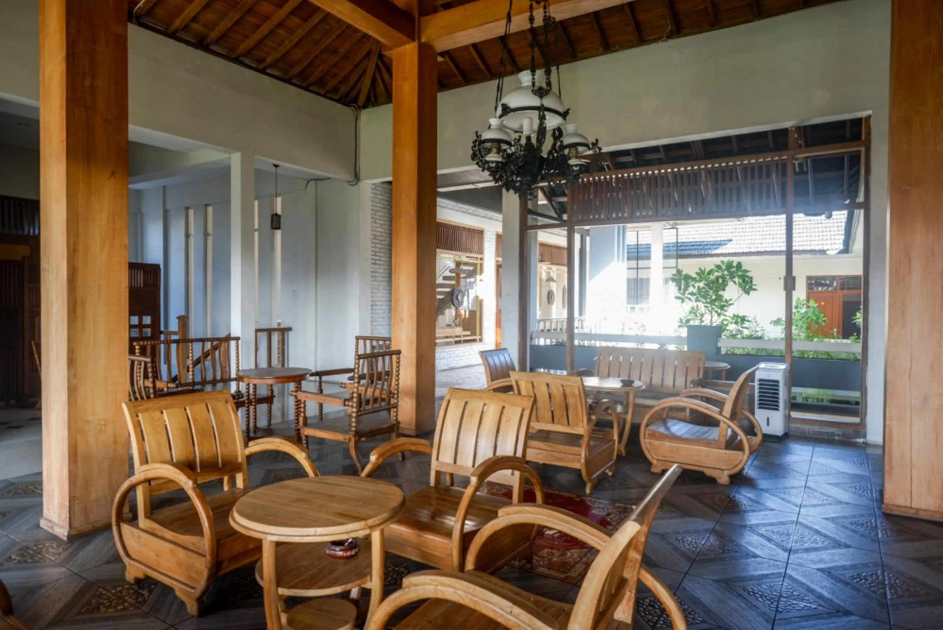 Urbanview Hotel Blok O International by RedDoorz