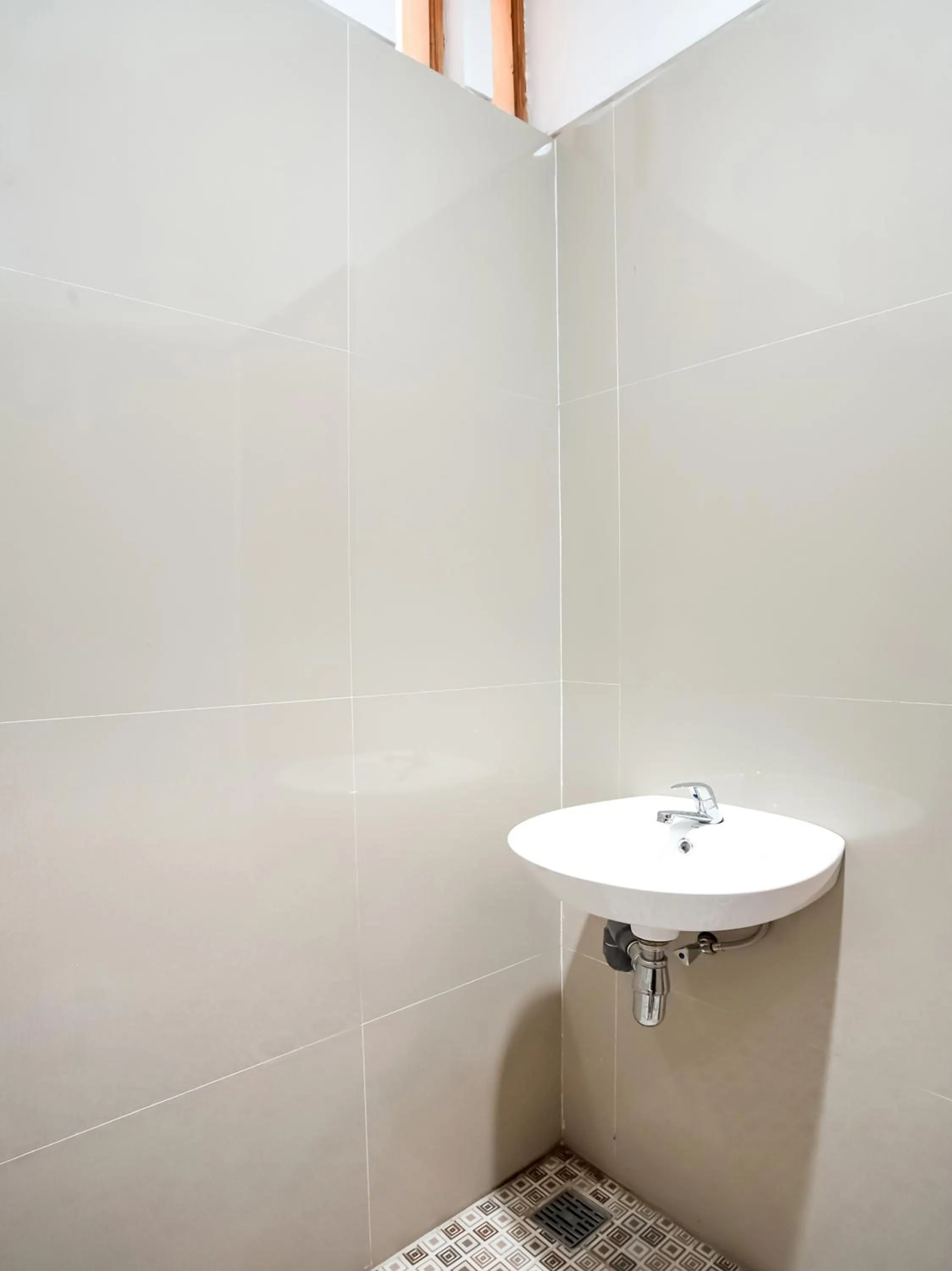 Bathroom in Urbanview Hotel Blok O International by RedDoorz