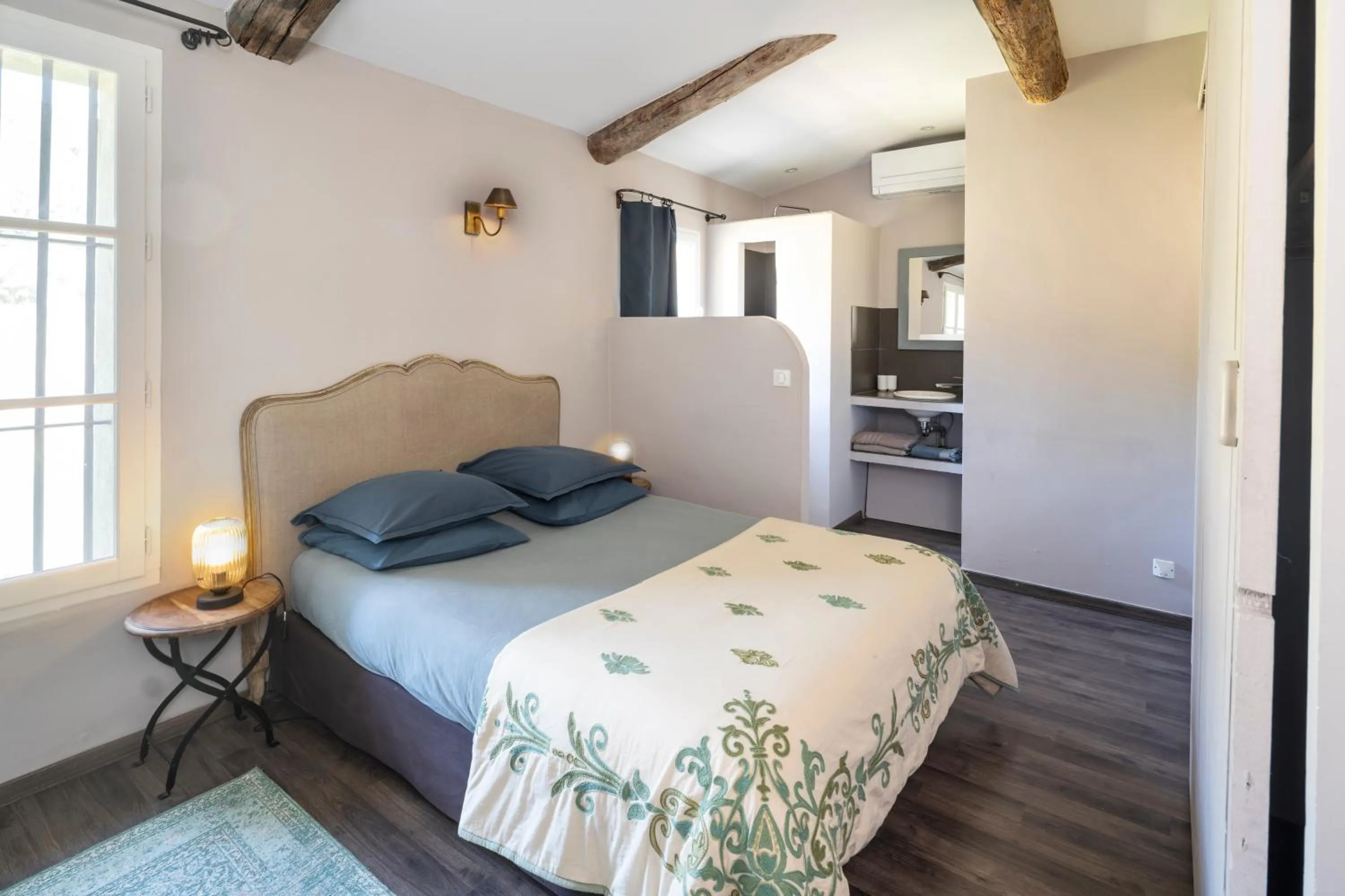 Photo of the whole room, Bed in la maiZon