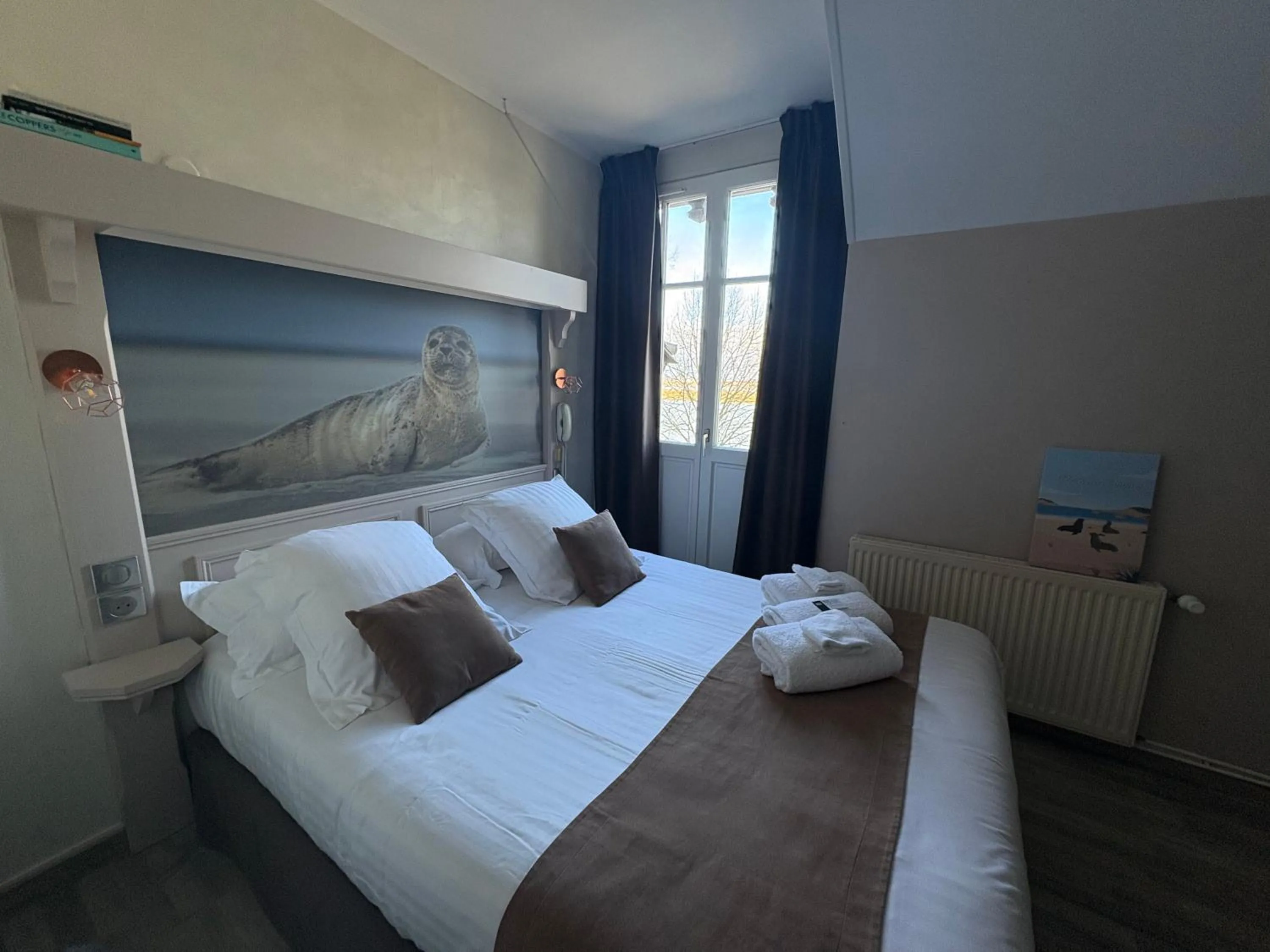 Bed in Logis Hôtel- Restaurant Le Relais Guillaume de Normandy-PARKING GRATUIT-Bornes électriques-VUE BAIE TERRASSE-Calme