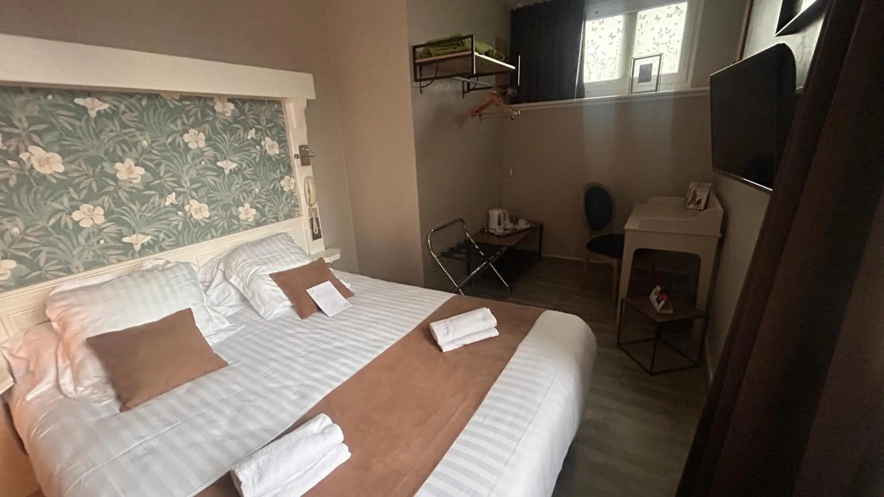 Triple Room in Logis Hôtel- Restaurant Le Relais Guillaume de Normandy Triple Room in Logis Hôtel- Restaurant Le Relais Guillaume de Normandy