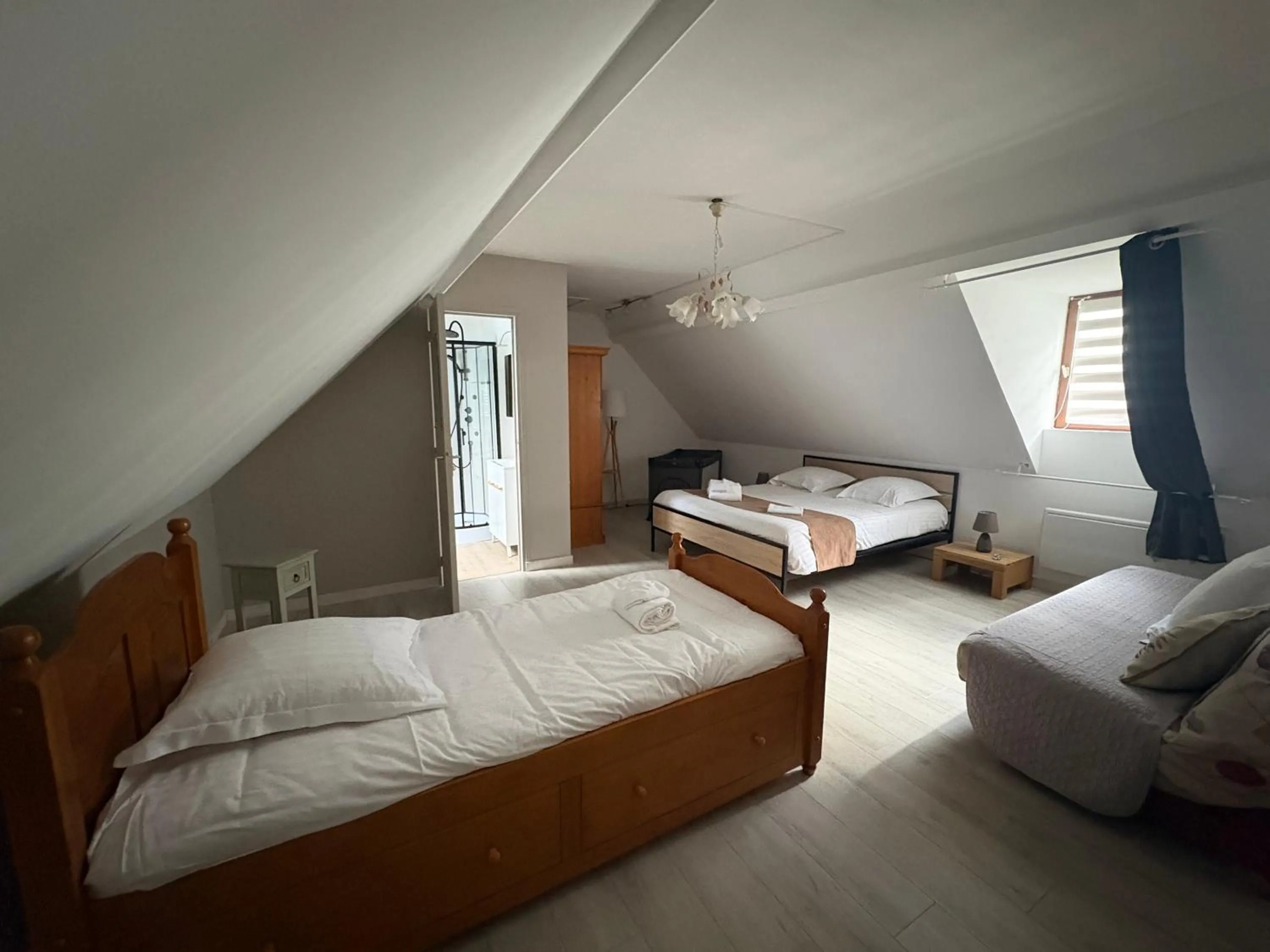 Bed in Logis Hôtel- Restaurant Le Relais Guillaume de Normandy-PARKING GRATUIT-Bornes électriques-VUE BAIE TERRASSE-Calme