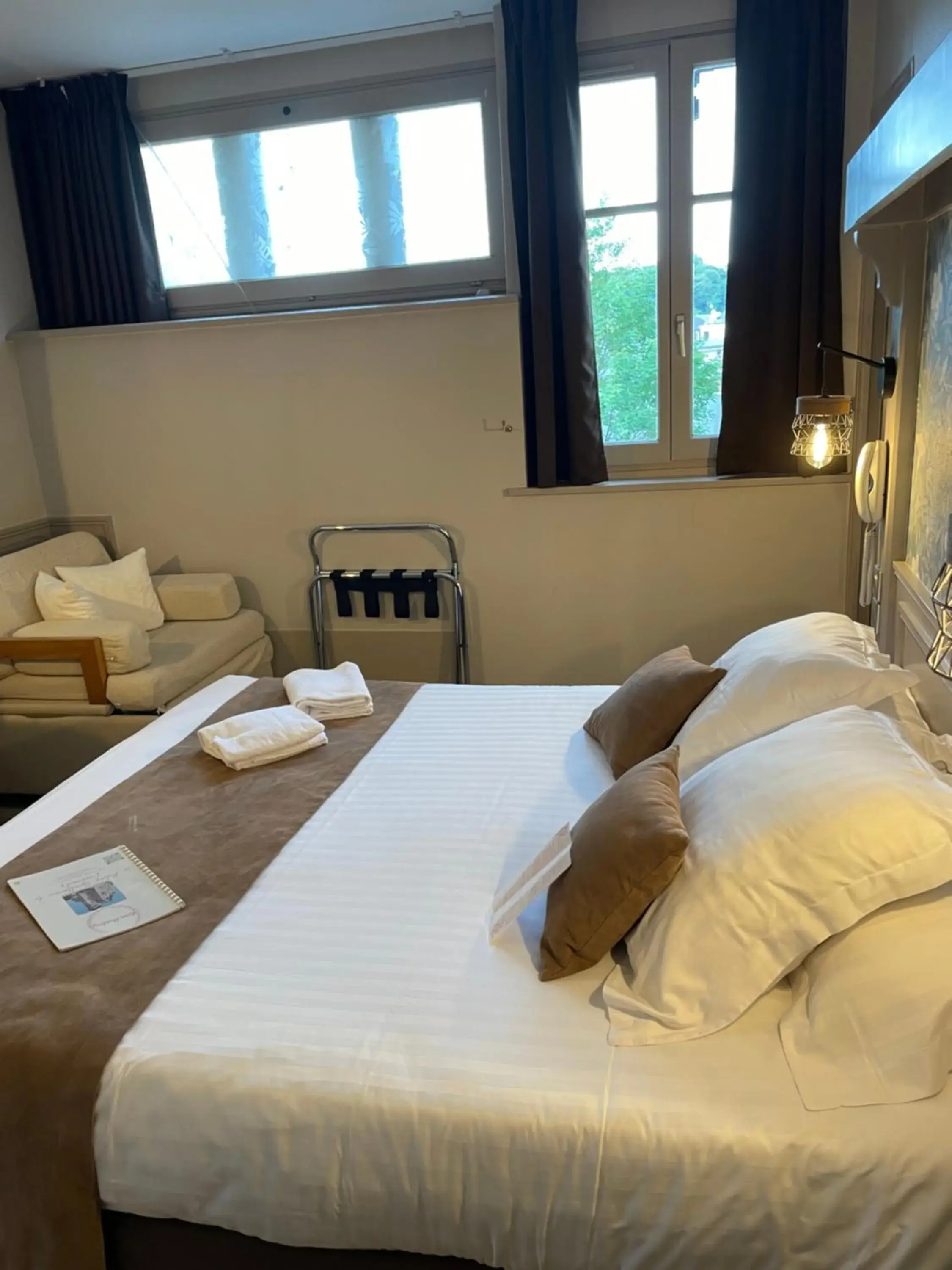 Double Room with Garden View in Logis Hôtel- Restaurant Le Relais Guillaume de Normandy Double Room with Garden View in Logis Hôtel- Restaurant Le Relais Guillaume de Normandy