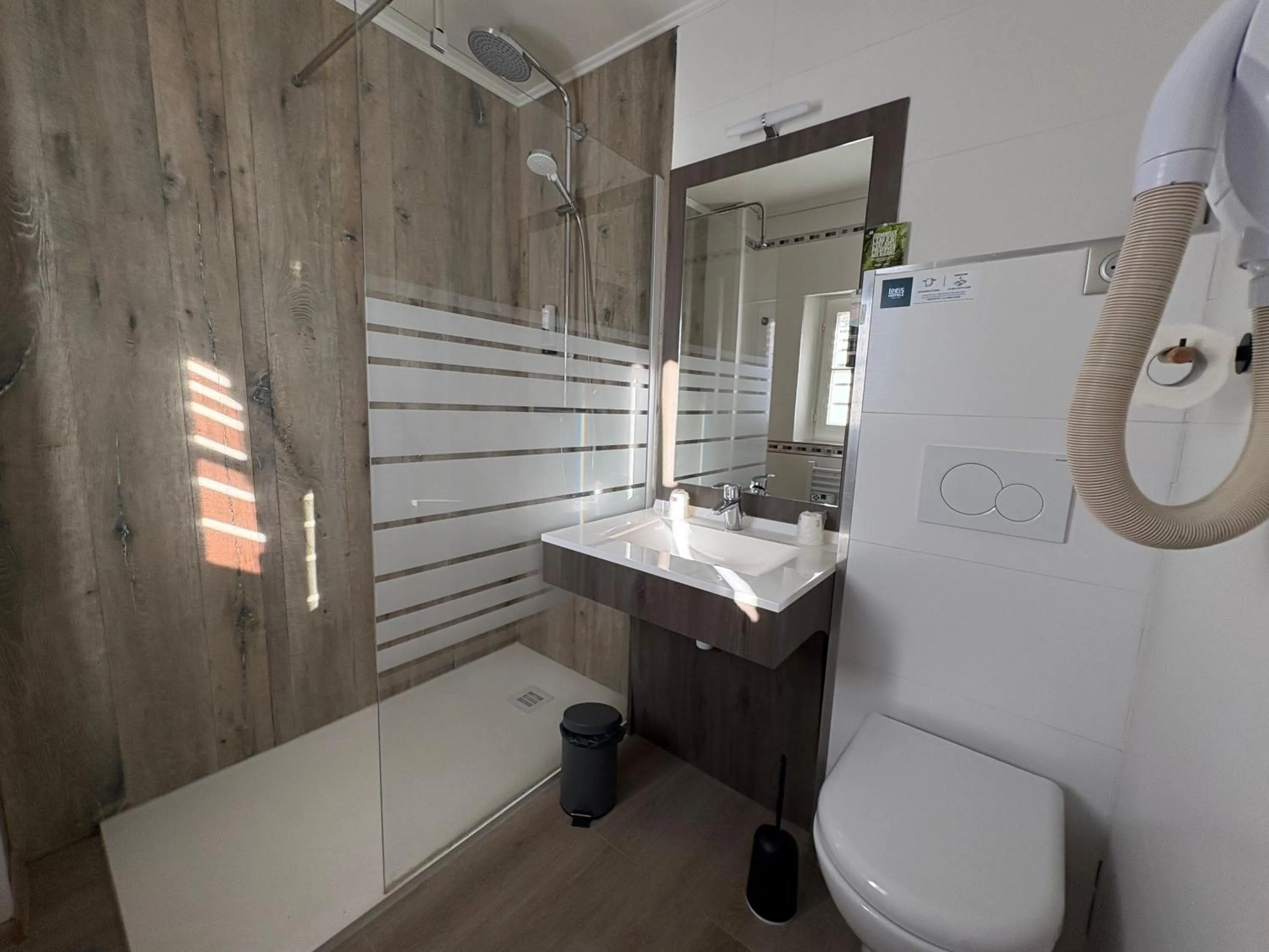 Logis Hôtel- Restaurant Le Relais Guillaume de Normandy-PARKING GRATUIT-Bornes électriques-VUE BAIE TERRASSE-Calme