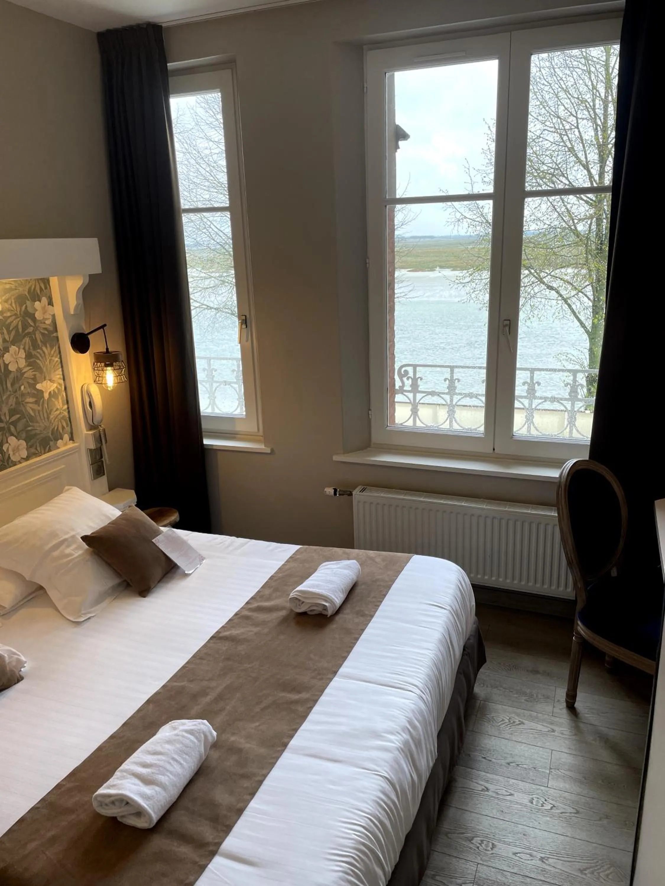 Bed in Logis Hôtel- Restaurant Le Relais Guillaume de Normandy