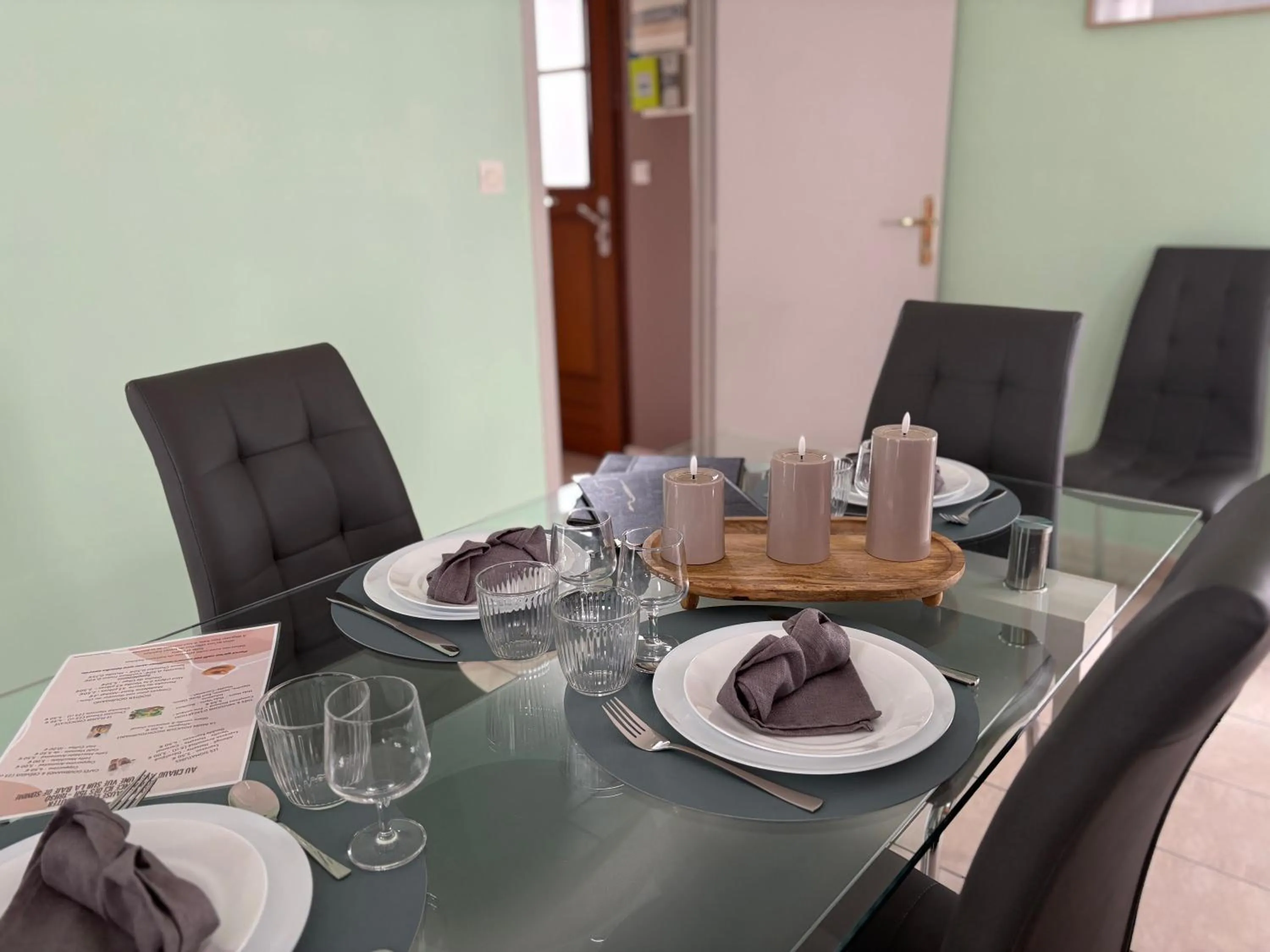 Logis Hôtel- Restaurant Le Relais Guillaume de Normandy-PARKING GRATUIT-Bornes électriques-VUE BAIE TERRASSE-Calme