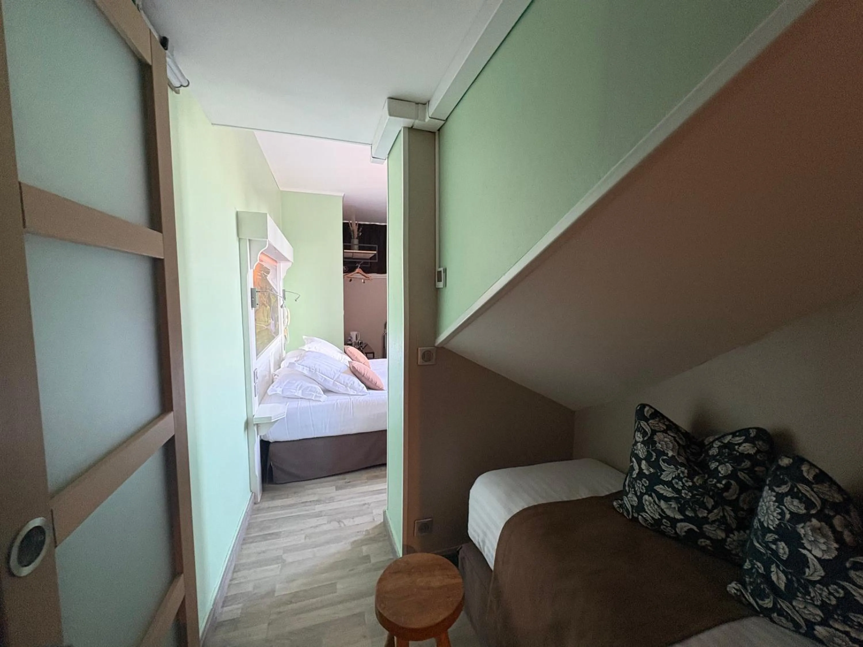 Bed in Logis Hôtel- Restaurant Le Relais Guillaume de Normandy-PARKING GRATUIT-Bornes électriques-VUE BAIE TERRASSE-Calme