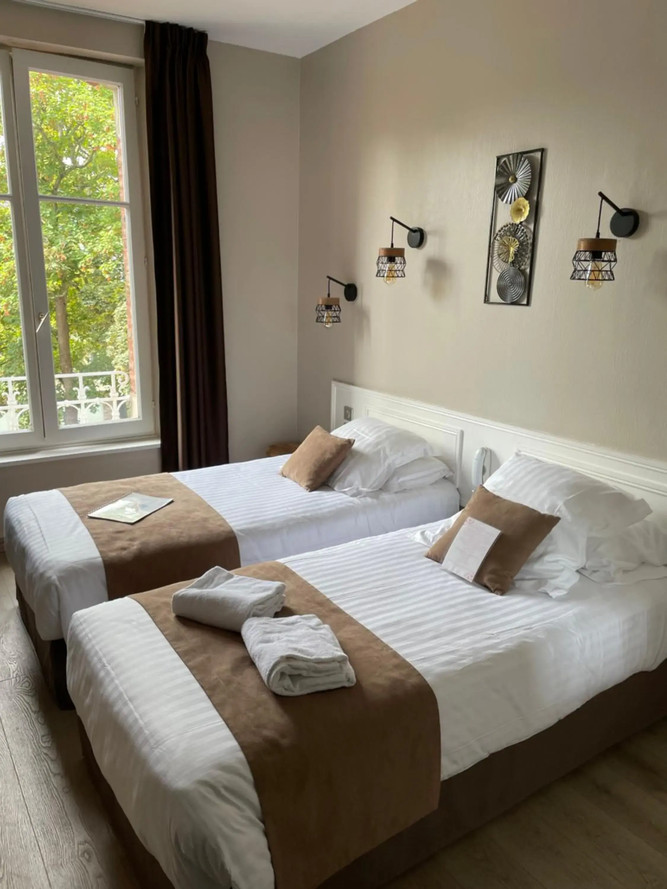 Twin Room with Garden View in Logis Hôtel- Restaurant Le Relais Guillaume de Normandy Twin Room with Garden View in Logis Hôtel- Restaurant Le Relais Guillaume de Normandy