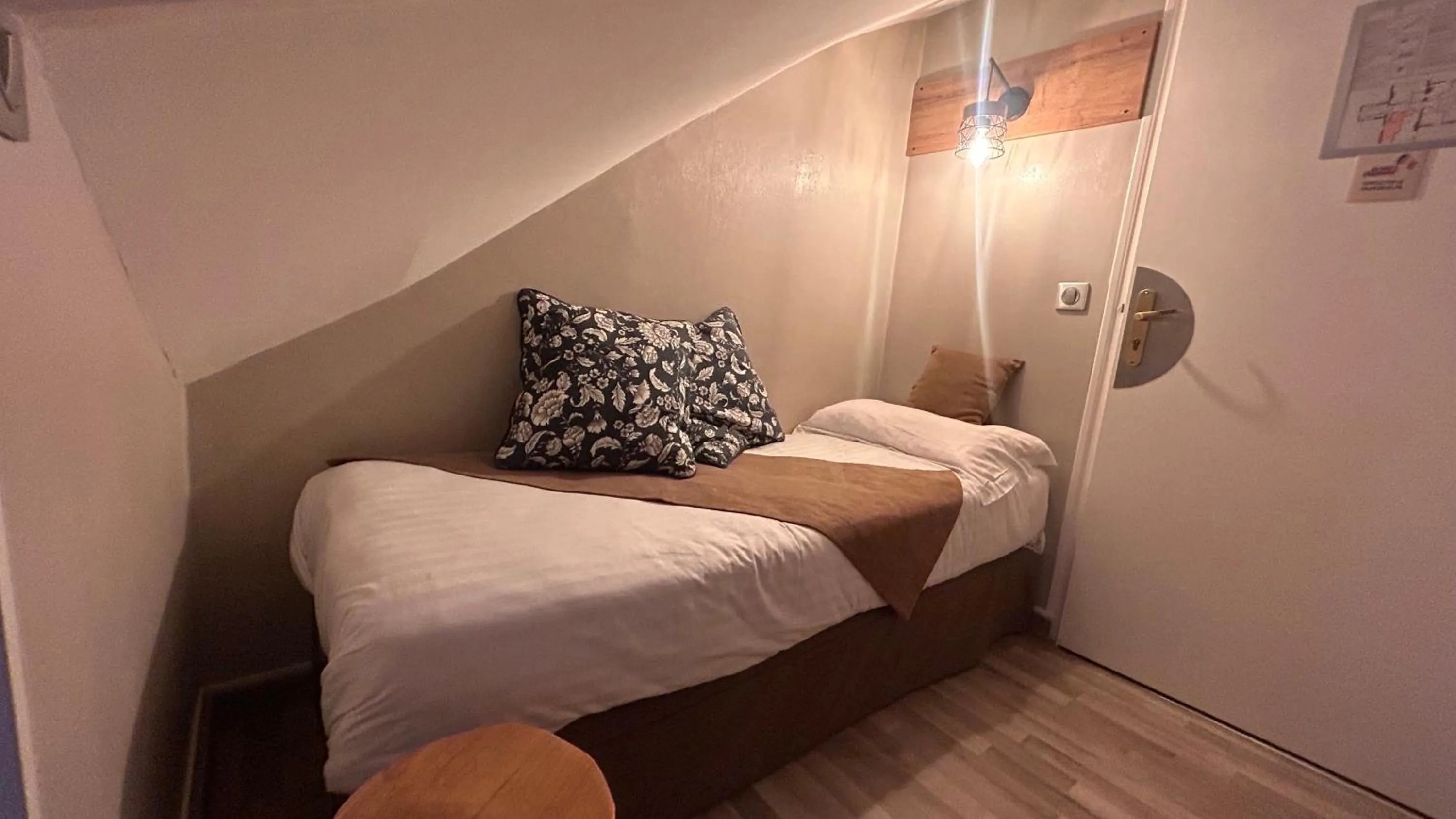 Bed in Logis Hôtel- Restaurant Le Relais Guillaume de Normandy