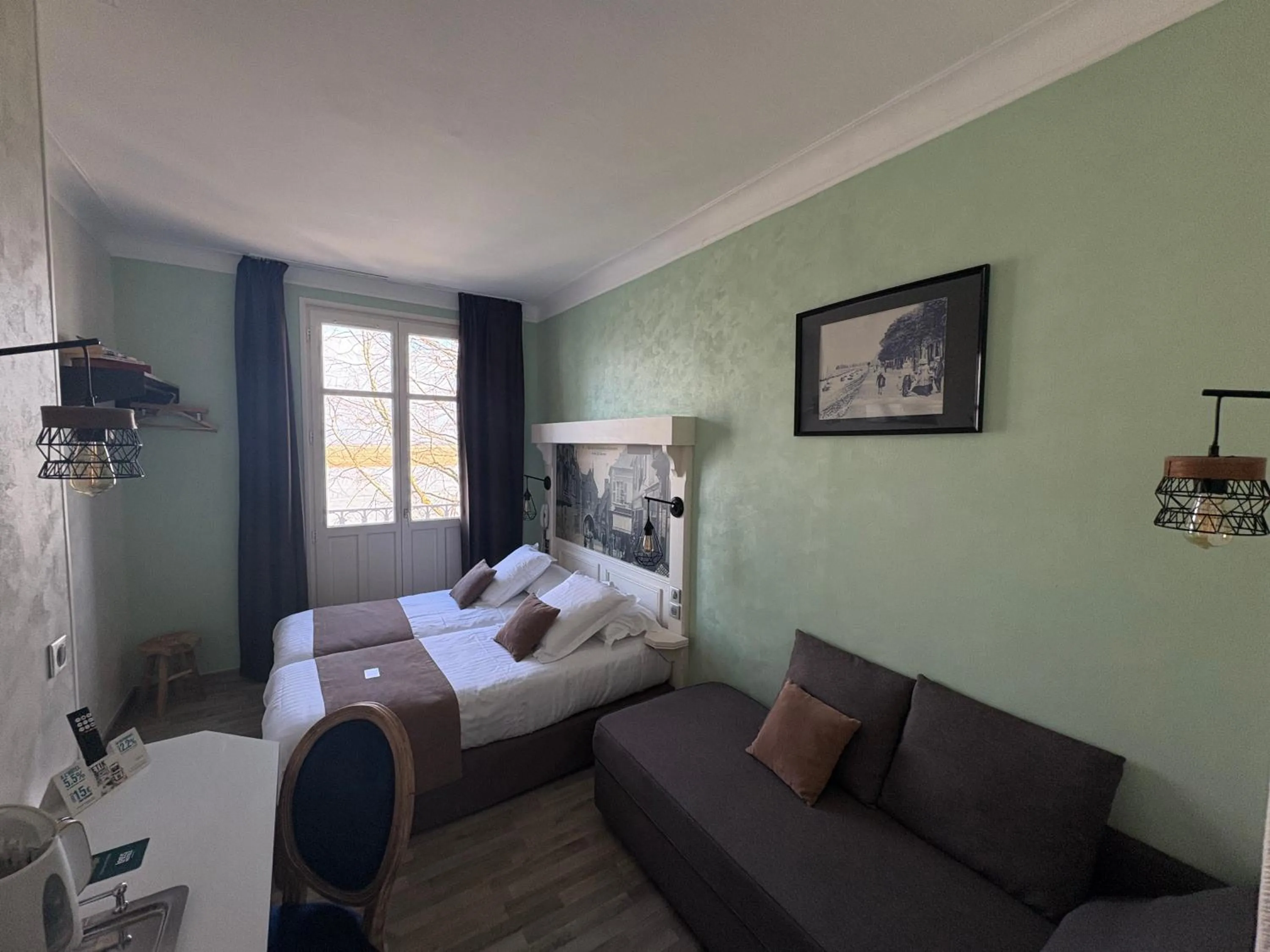 Bed in Logis Hôtel- Restaurant Le Relais Guillaume de Normandy-PARKING GRATUIT-Bornes électriques-VUE BAIE TERRASSE-Calme