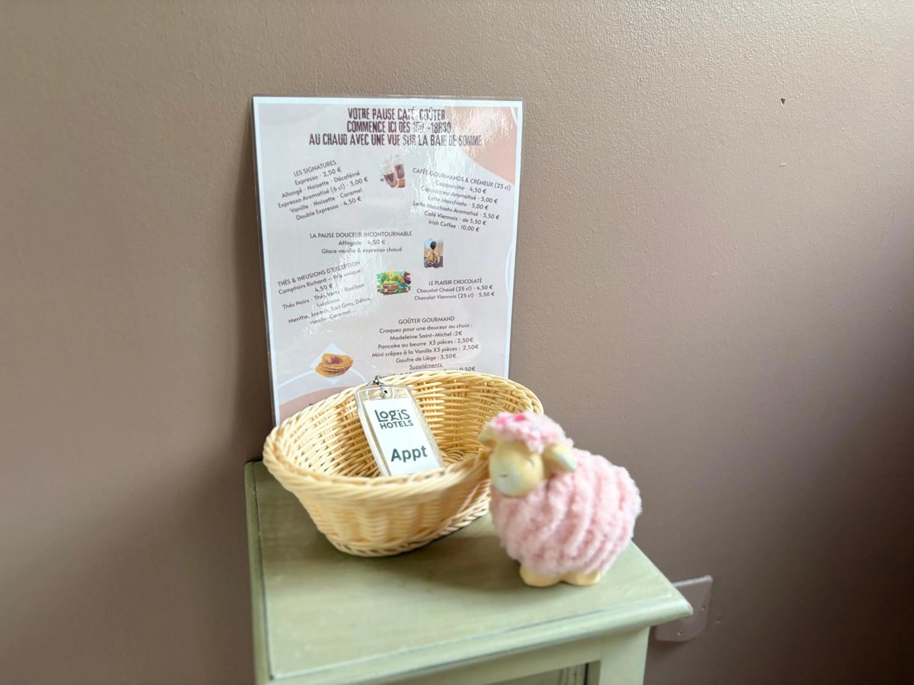 Logis Hôtel- Restaurant Le Relais Guillaume de Normandy-PARKING GRATUIT-Bornes électriques-VUE BAIE TERRASSE-Calme