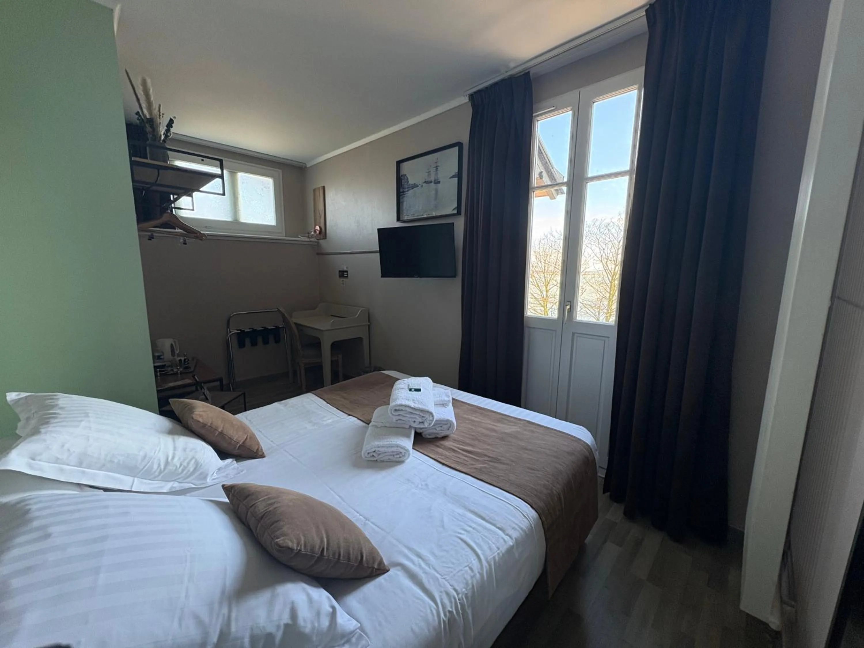 Bed in Logis Hôtel- Restaurant Le Relais Guillaume de Normandy-PARKING GRATUIT-Bornes électriques-VUE BAIE TERRASSE-Calme