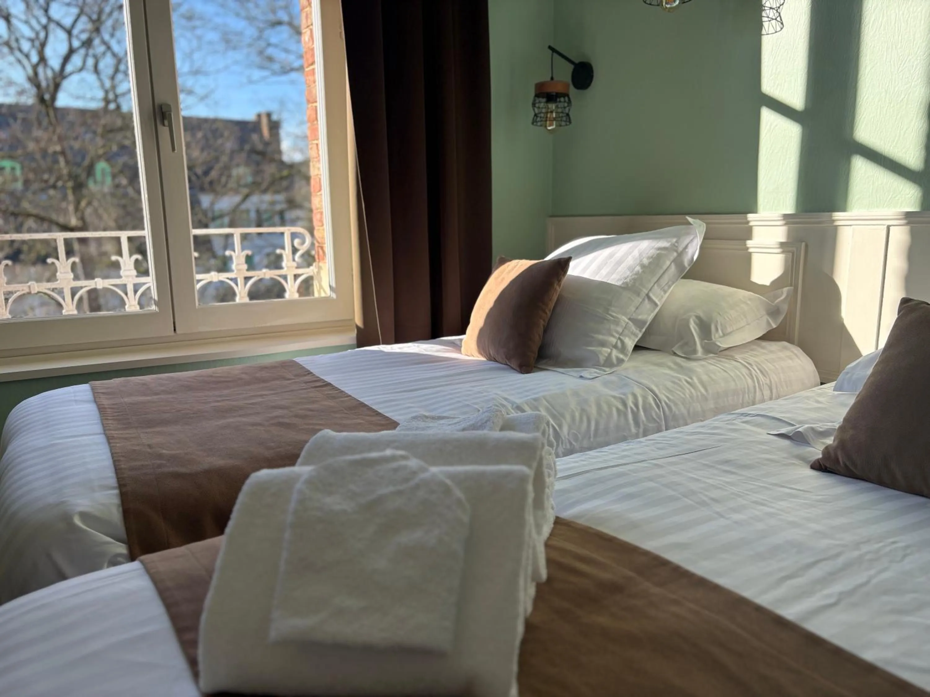 Bed in Logis Hôtel- Restaurant Le Relais Guillaume de Normandy-PARKING GRATUIT-Bornes électriques-VUE BAIE TERRASSE-Calme