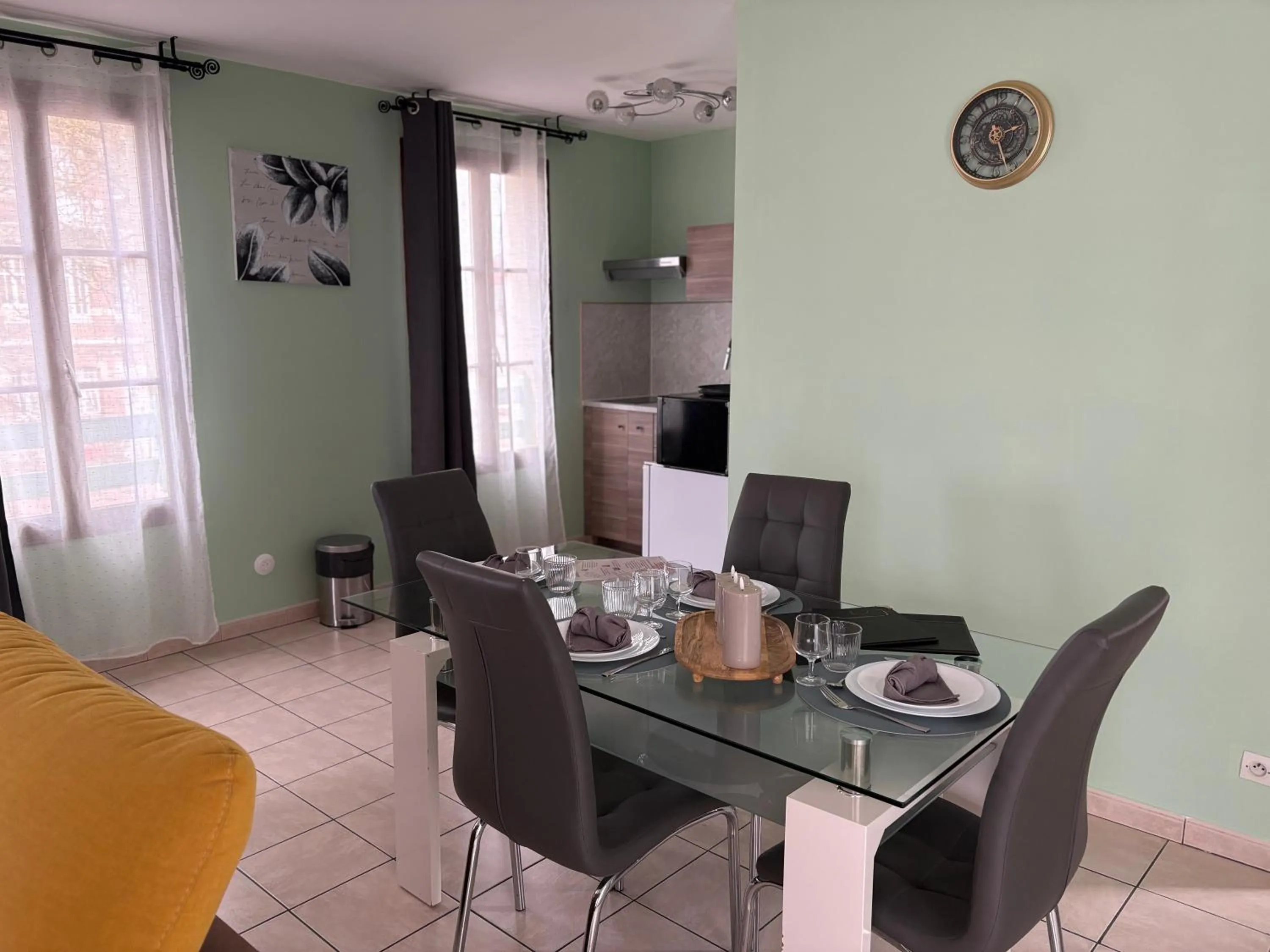 Logis Hôtel- Restaurant Le Relais Guillaume de Normandy-PARKING GRATUIT-Bornes électriques-VUE BAIE TERRASSE-Calme