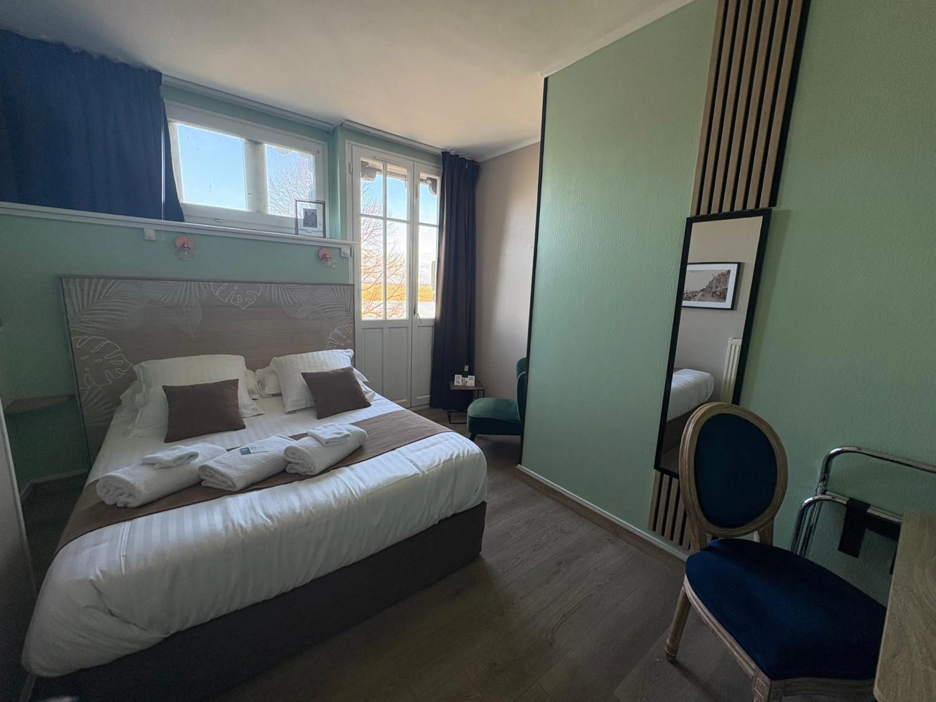 Bed in Logis Hôtel- Restaurant Le Relais Guillaume de Normandy-PARKING GRATUIT-Bornes électriques-VUE BAIE TERRASSE-Calme