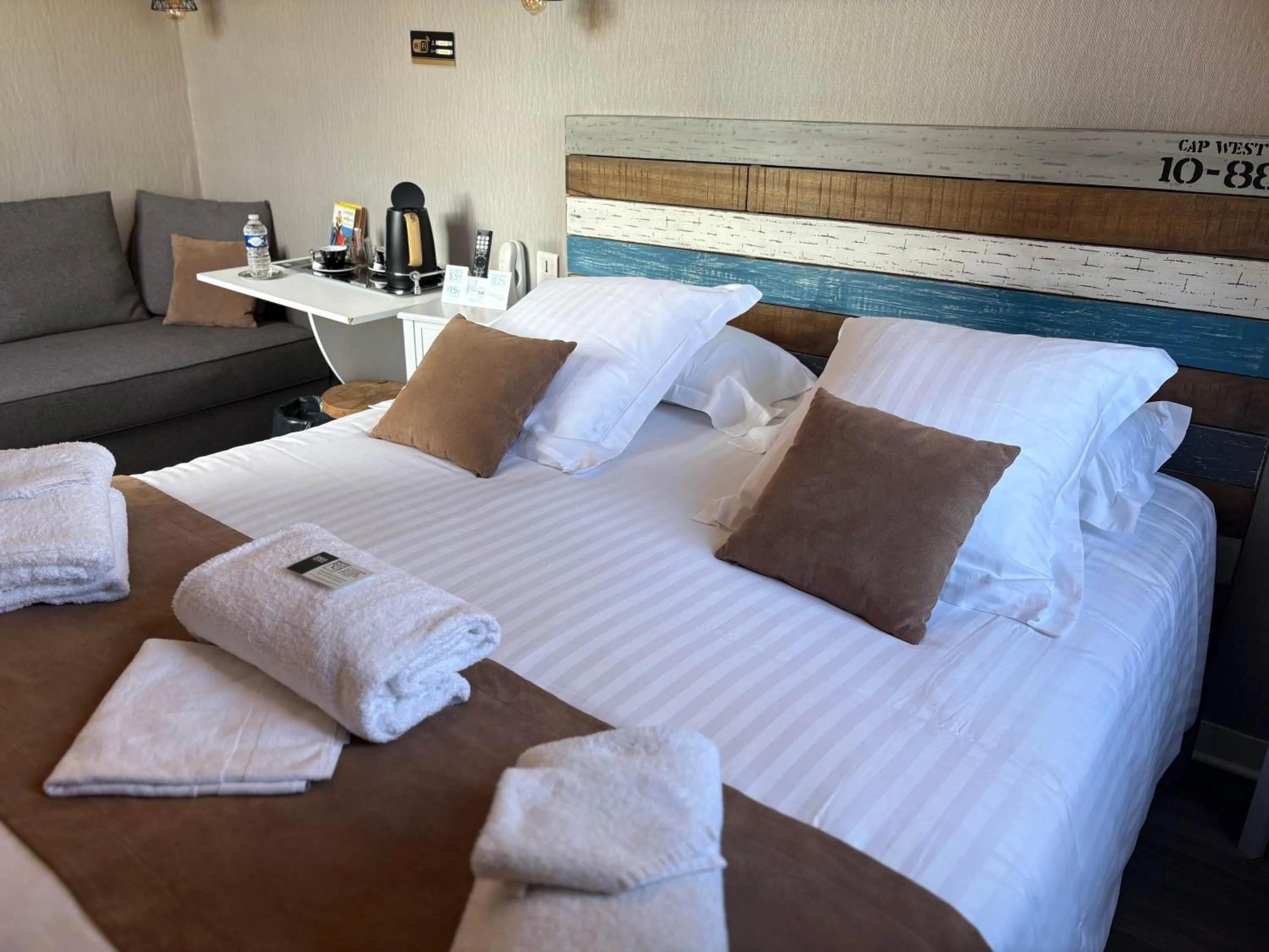 Bed in Logis Hôtel- Restaurant Le Relais Guillaume de Normandy-PARKING GRATUIT-Bornes électriques-VUE BAIE TERRASSE-Calme