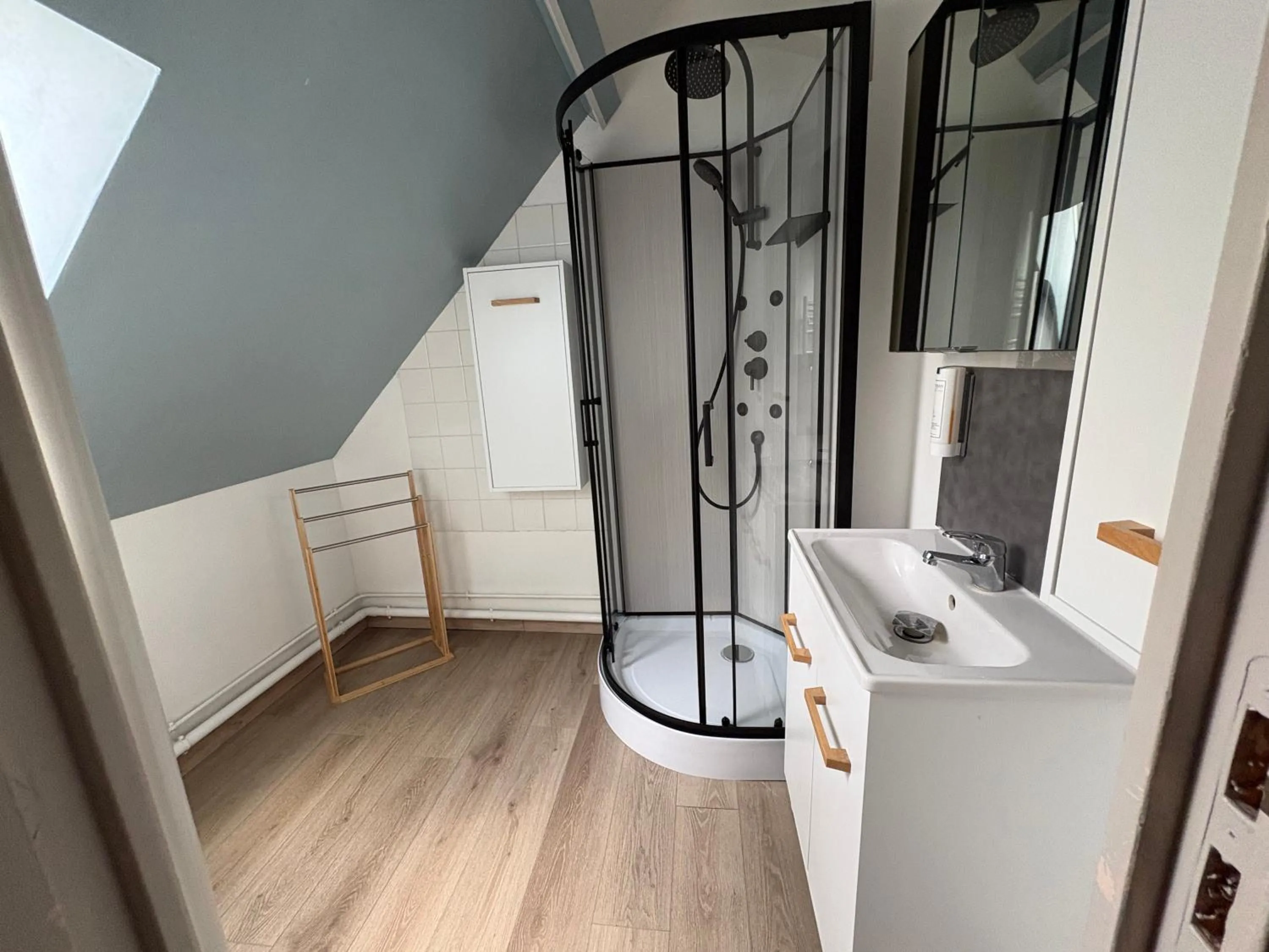 Logis Hôtel- Restaurant Le Relais Guillaume de Normandy-PARKING GRATUIT-Bornes électriques-VUE BAIE TERRASSE-Calme