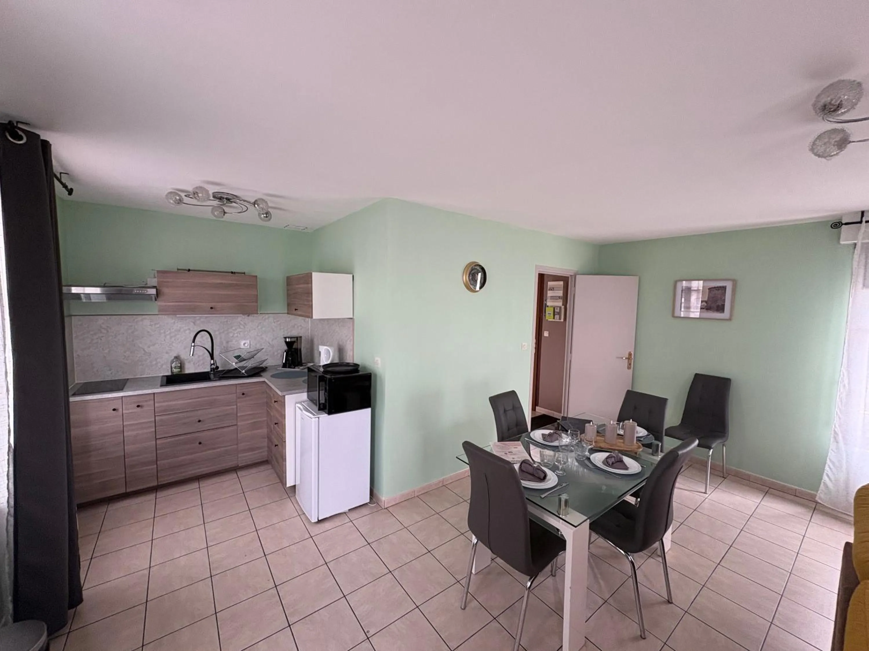 Logis Hôtel- Restaurant Le Relais Guillaume de Normandy-PARKING GRATUIT-Bornes électriques-VUE BAIE TERRASSE-Calme