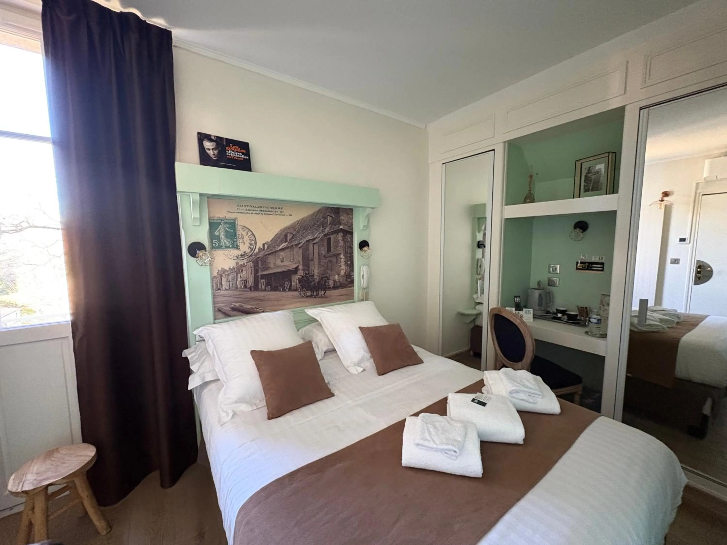 Bed in Logis Hôtel- Restaurant Le Relais Guillaume de Normandy-PARKING GRATUIT-Bornes électriques-VUE BAIE TERRASSE-Calme