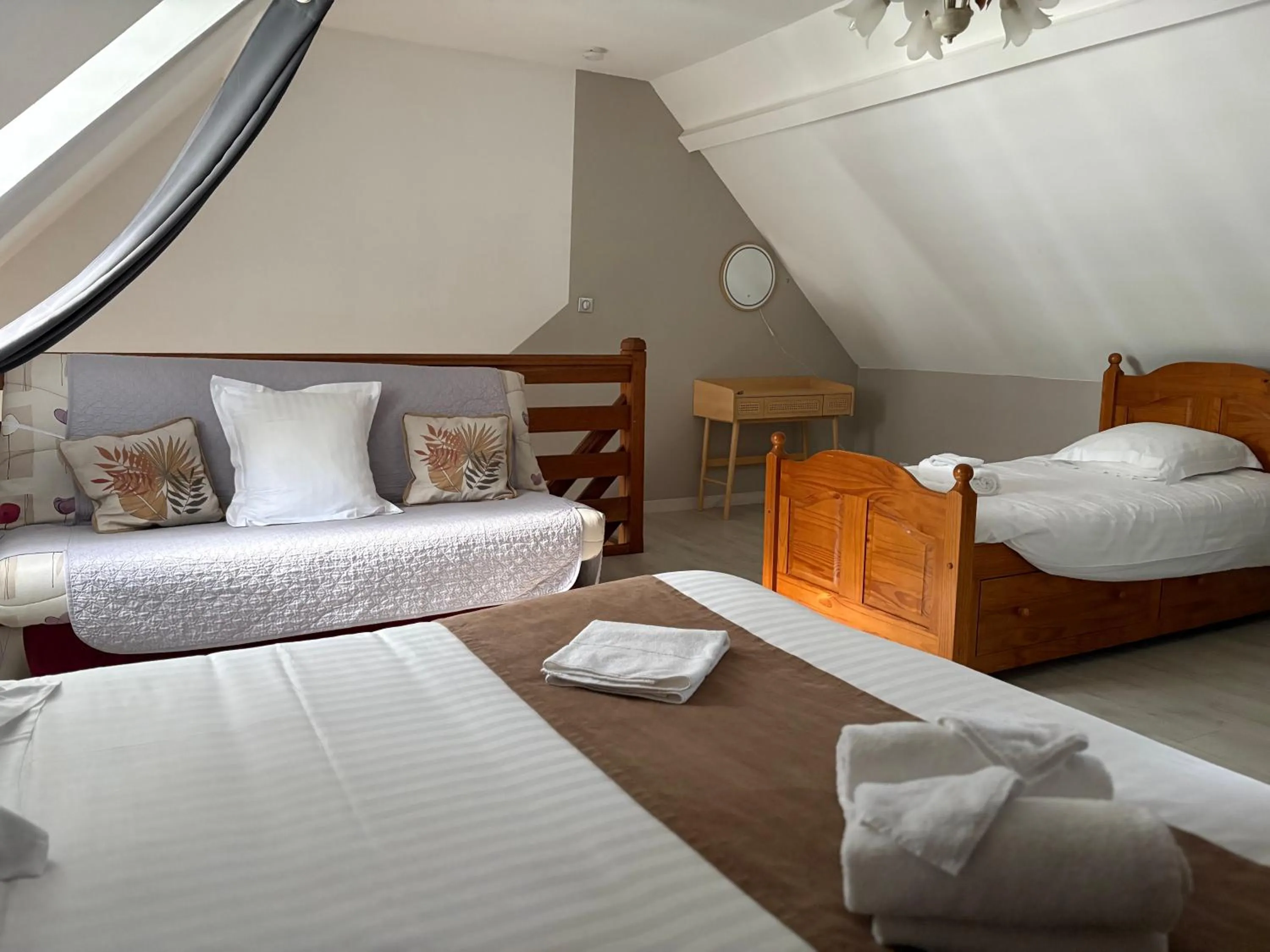 Bed in Logis Hôtel- Restaurant Le Relais Guillaume de Normandy-PARKING GRATUIT-Bornes électriques-VUE BAIE TERRASSE-Calme