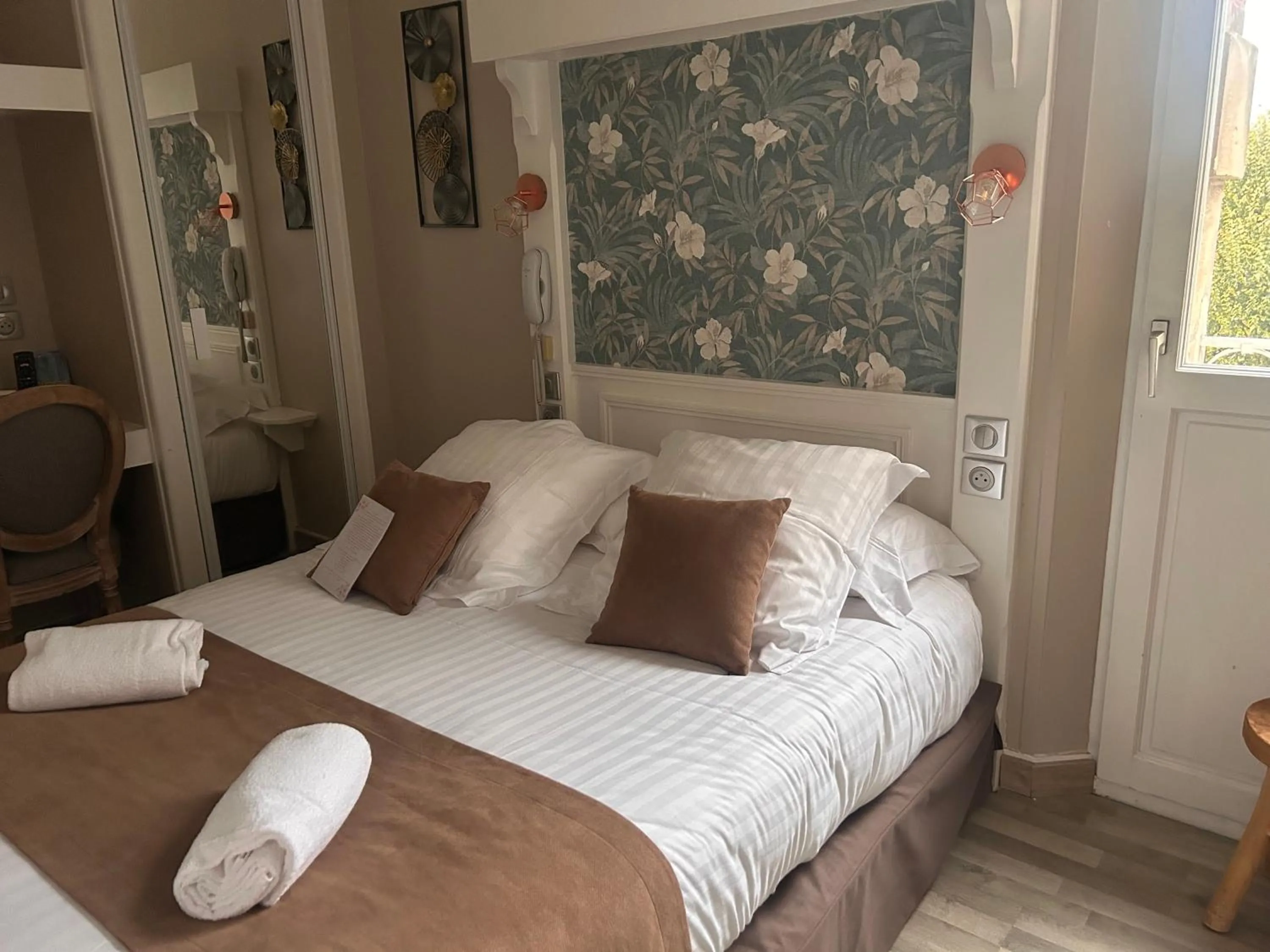 Bed in Logis Hôtel- Restaurant Le Relais Guillaume de Normandy