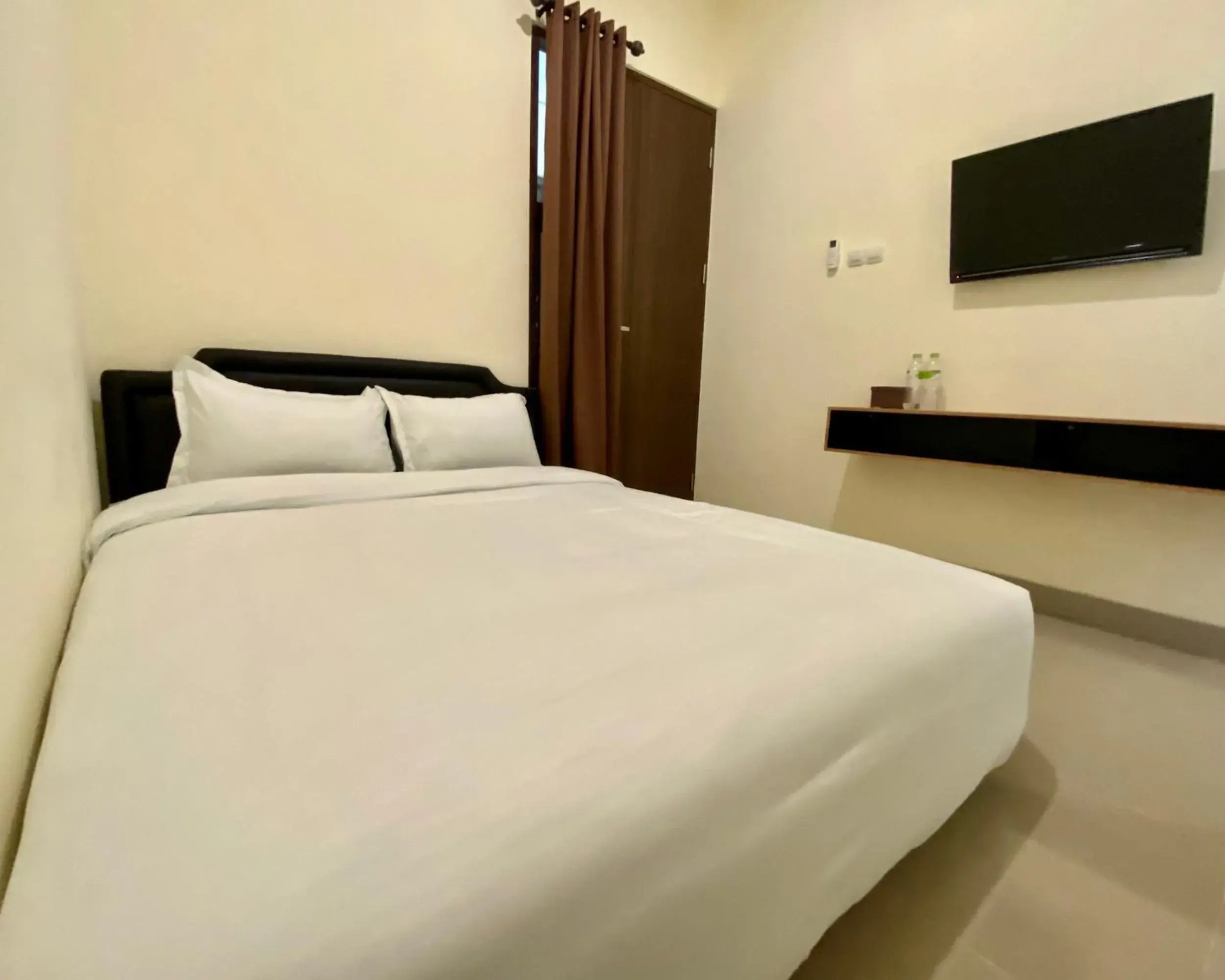 Bedroom, Bed in RedDoorz at Arkana Seturan Pakuwon Mall Bedroom, Bed in RedDoorz at Arkana Seturan Pakuwon Mall