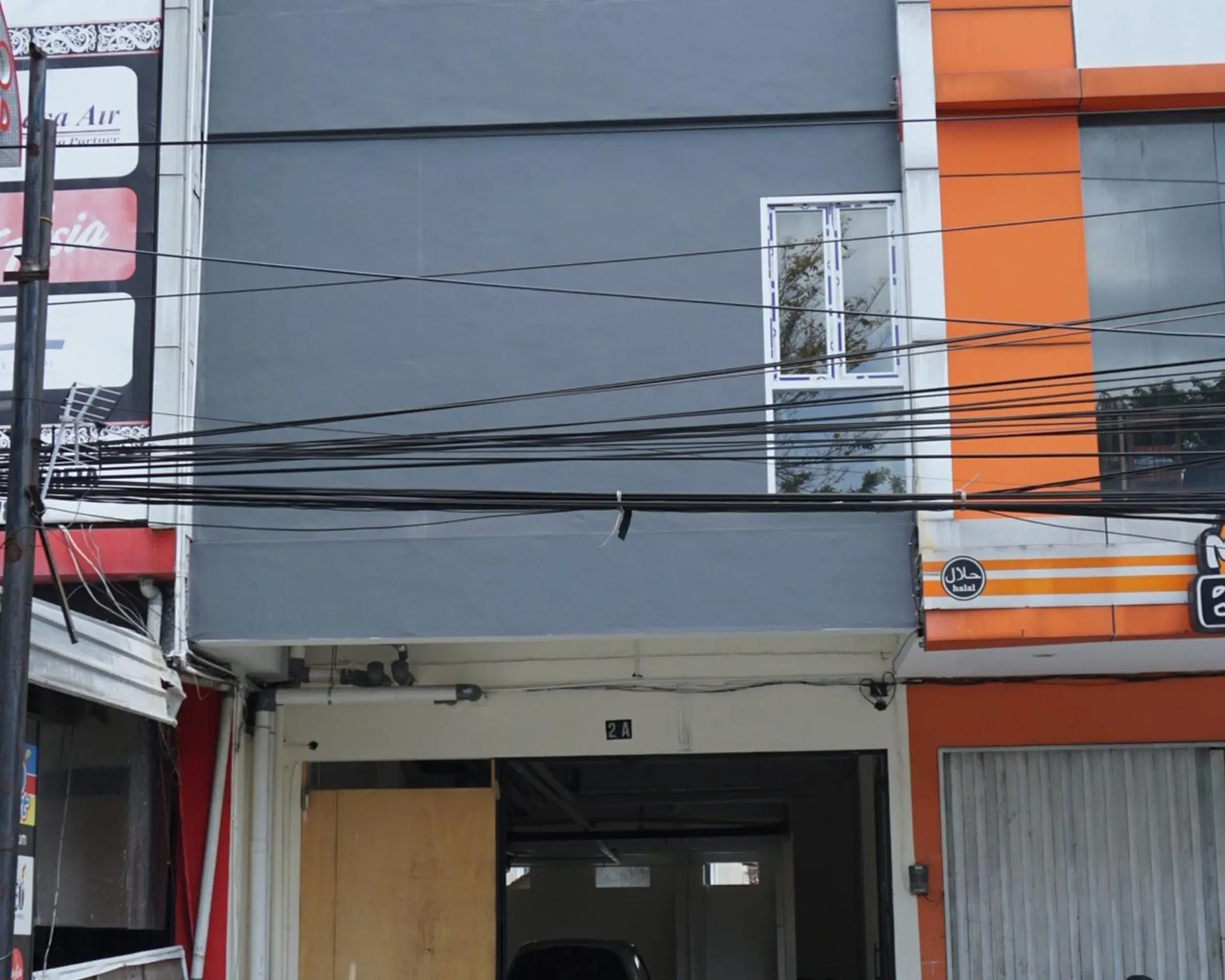 Property building in RedDoorz at Arkana Seturan Pakuwon Mall Property building in RedDoorz at Arkana Seturan Pakuwon Mall