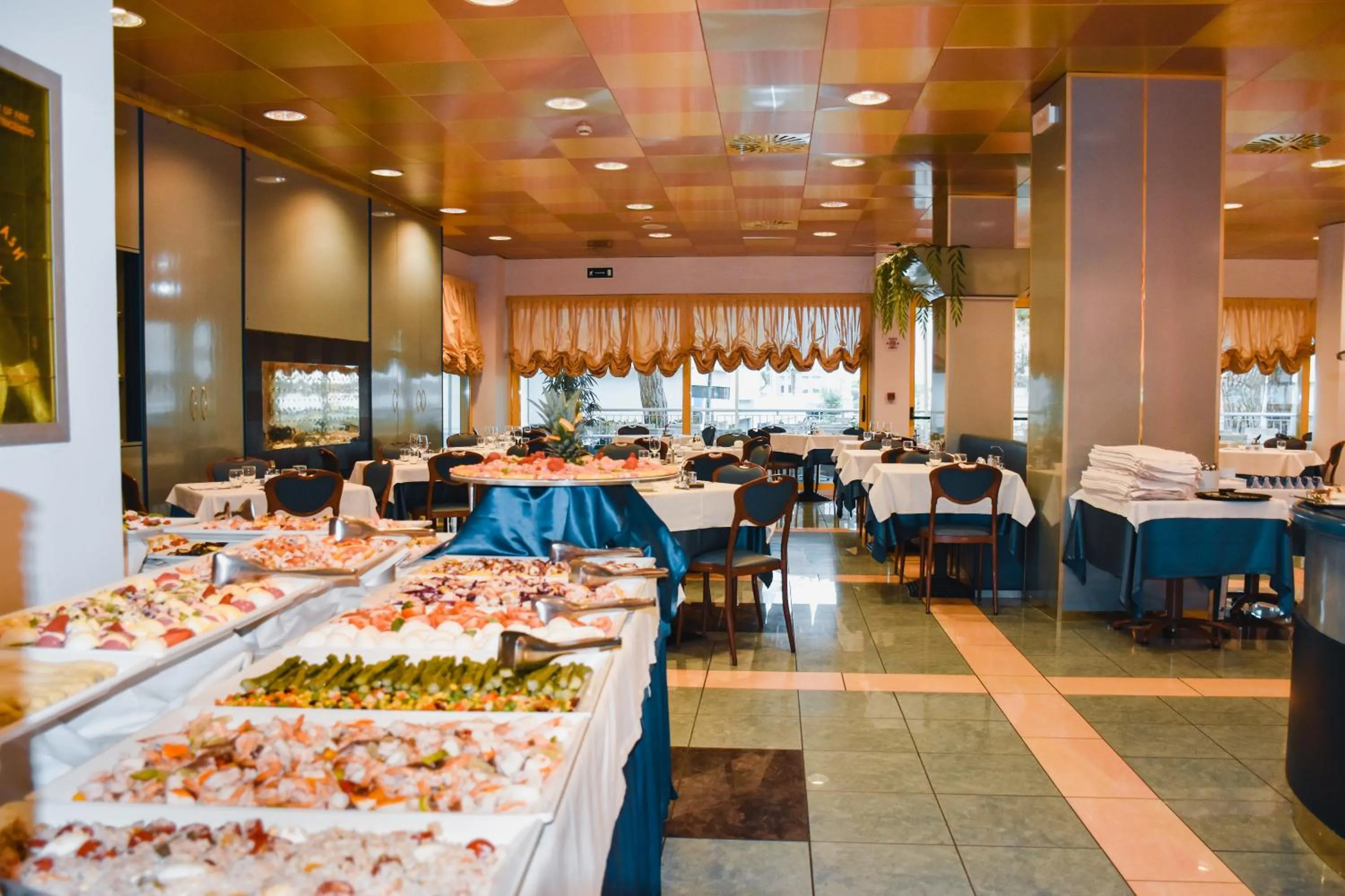 Restaurant/places to eat in Hotel Luna